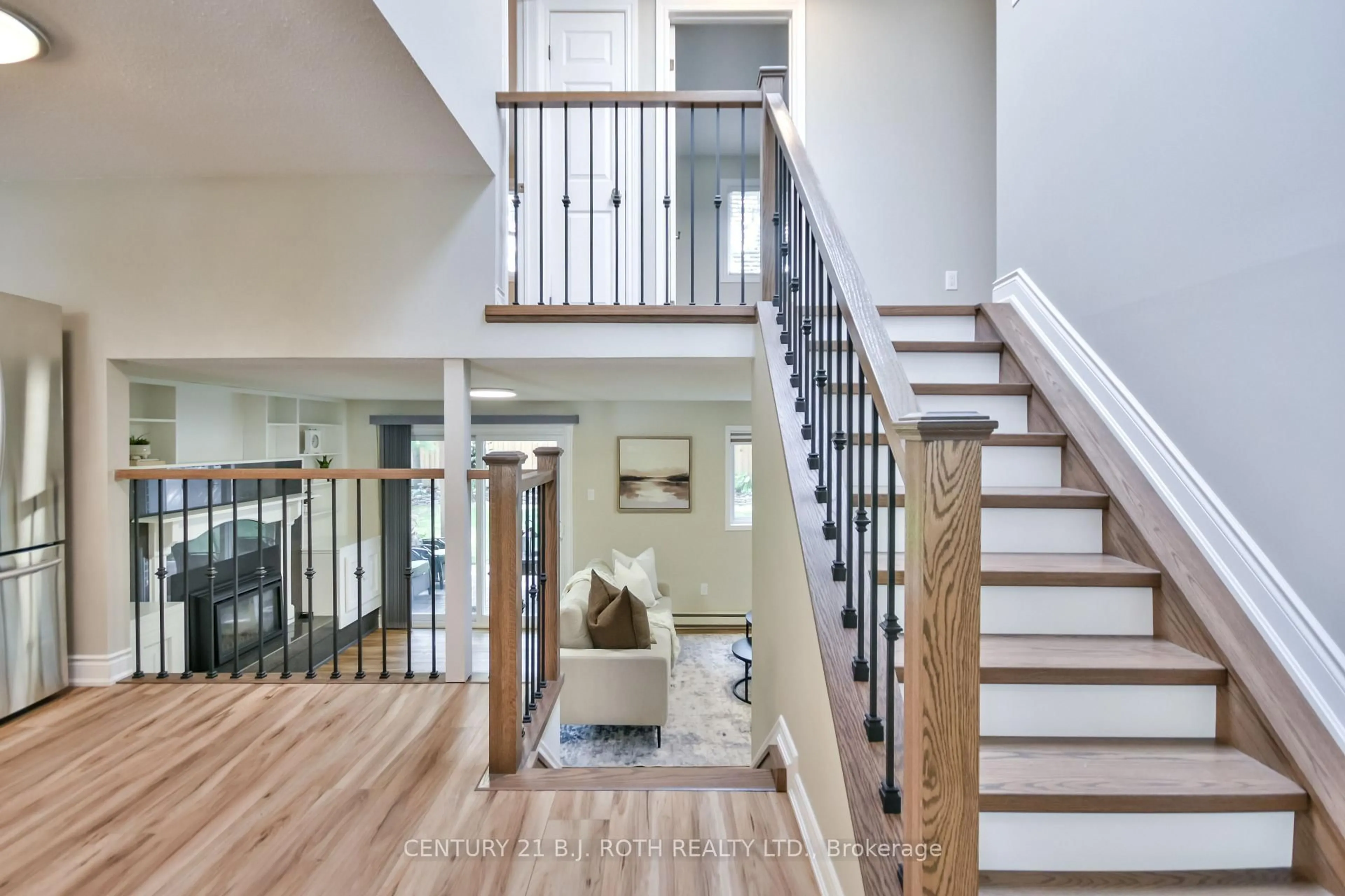 Indoor foyer for 49 Ridgeway Ave, Barrie Ontario L4N 5M2