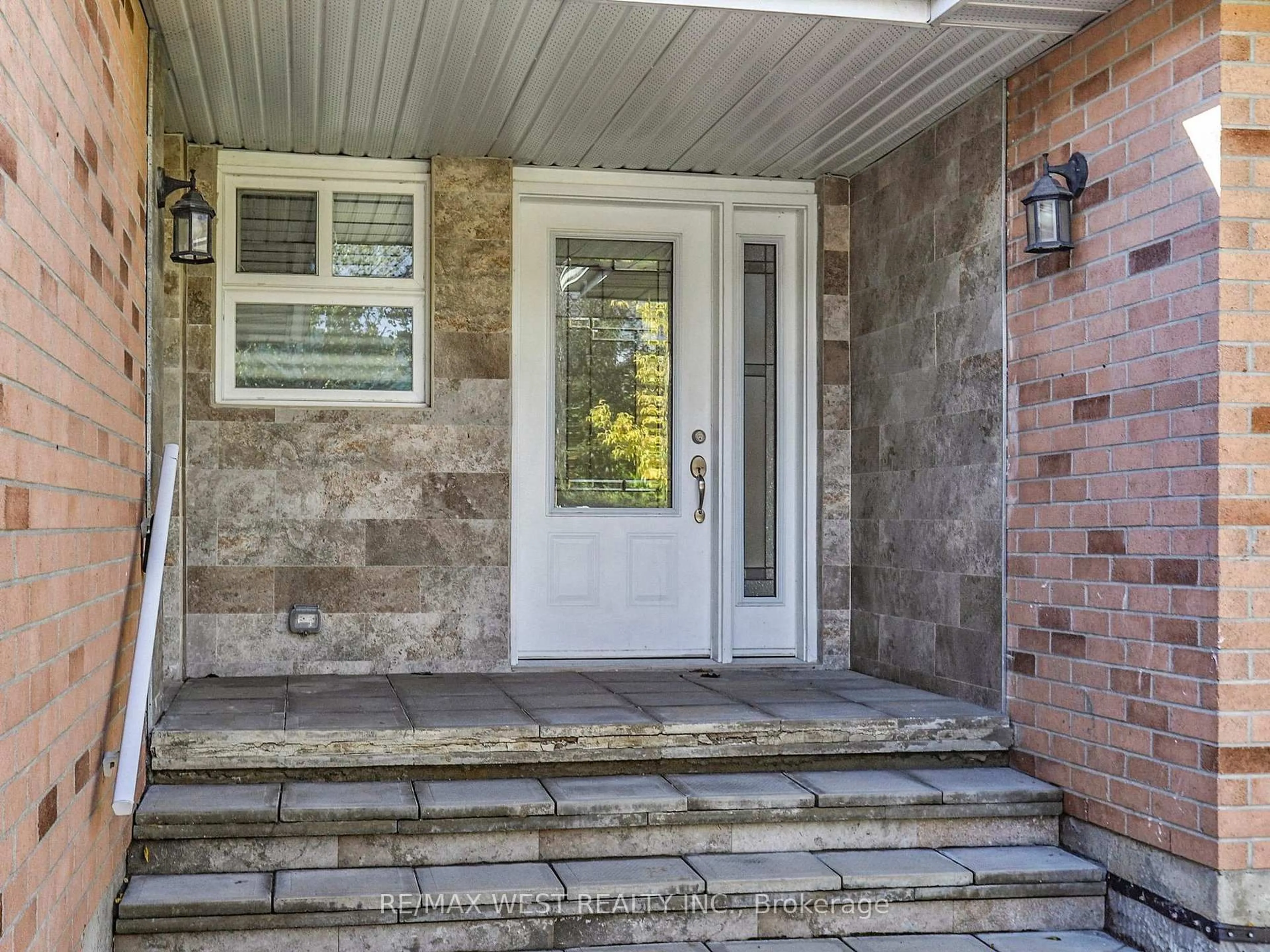Indoor entryway for 292 St Vincent St, Barrie Ontario L4M 4A1