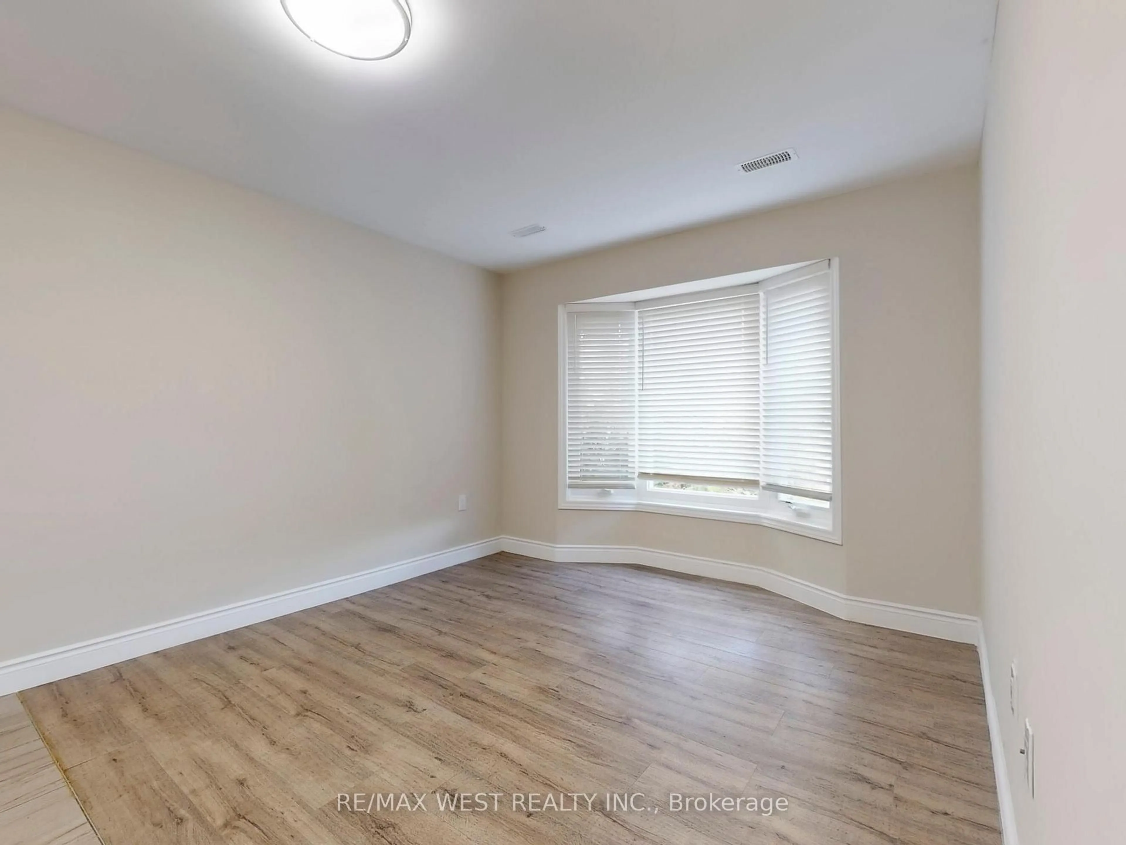 A pic of a room for 292 St Vincent St, Barrie Ontario L4M 4A1