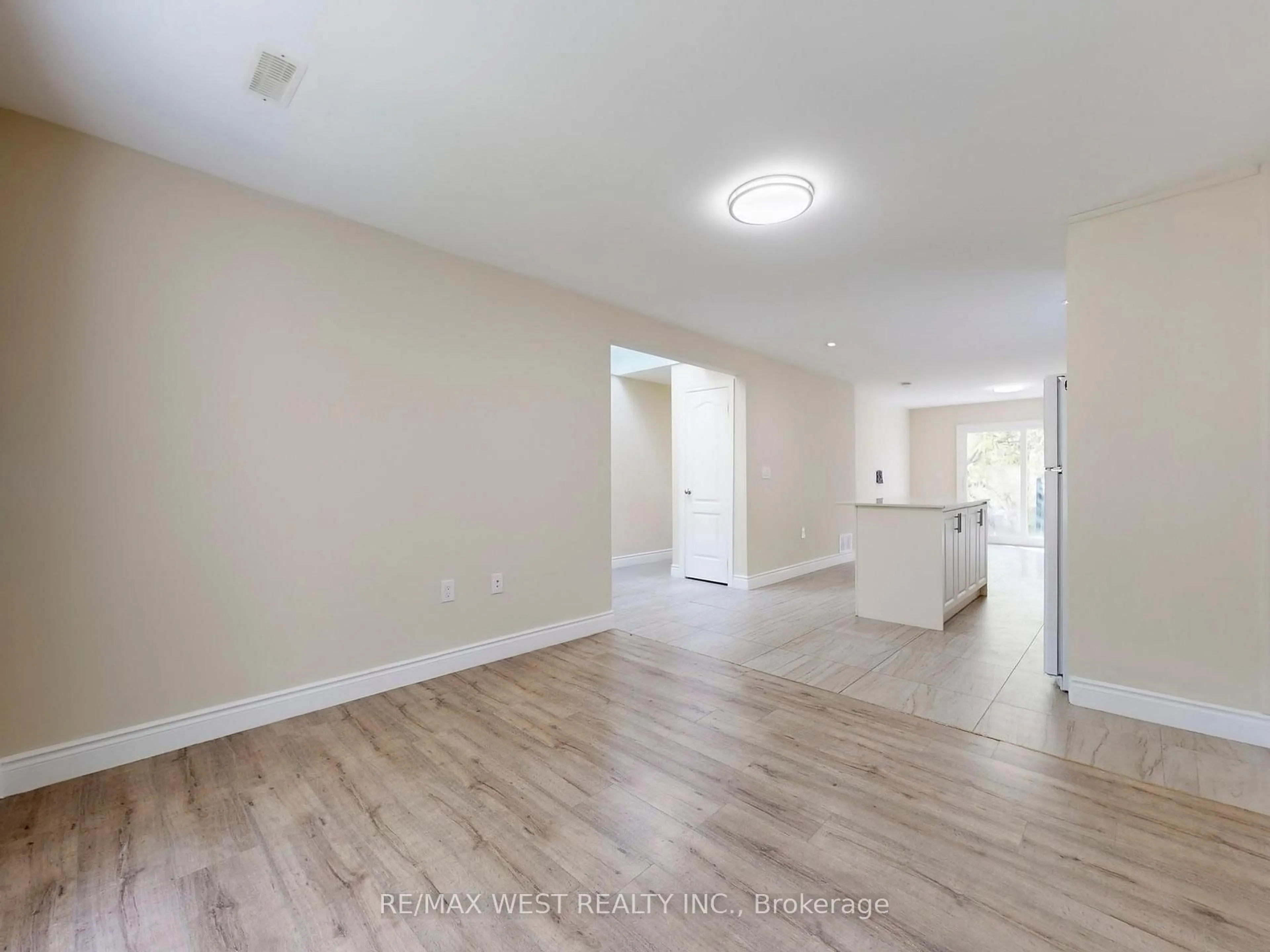 A pic of a room for 292 St Vincent St, Barrie Ontario L4M 4A1