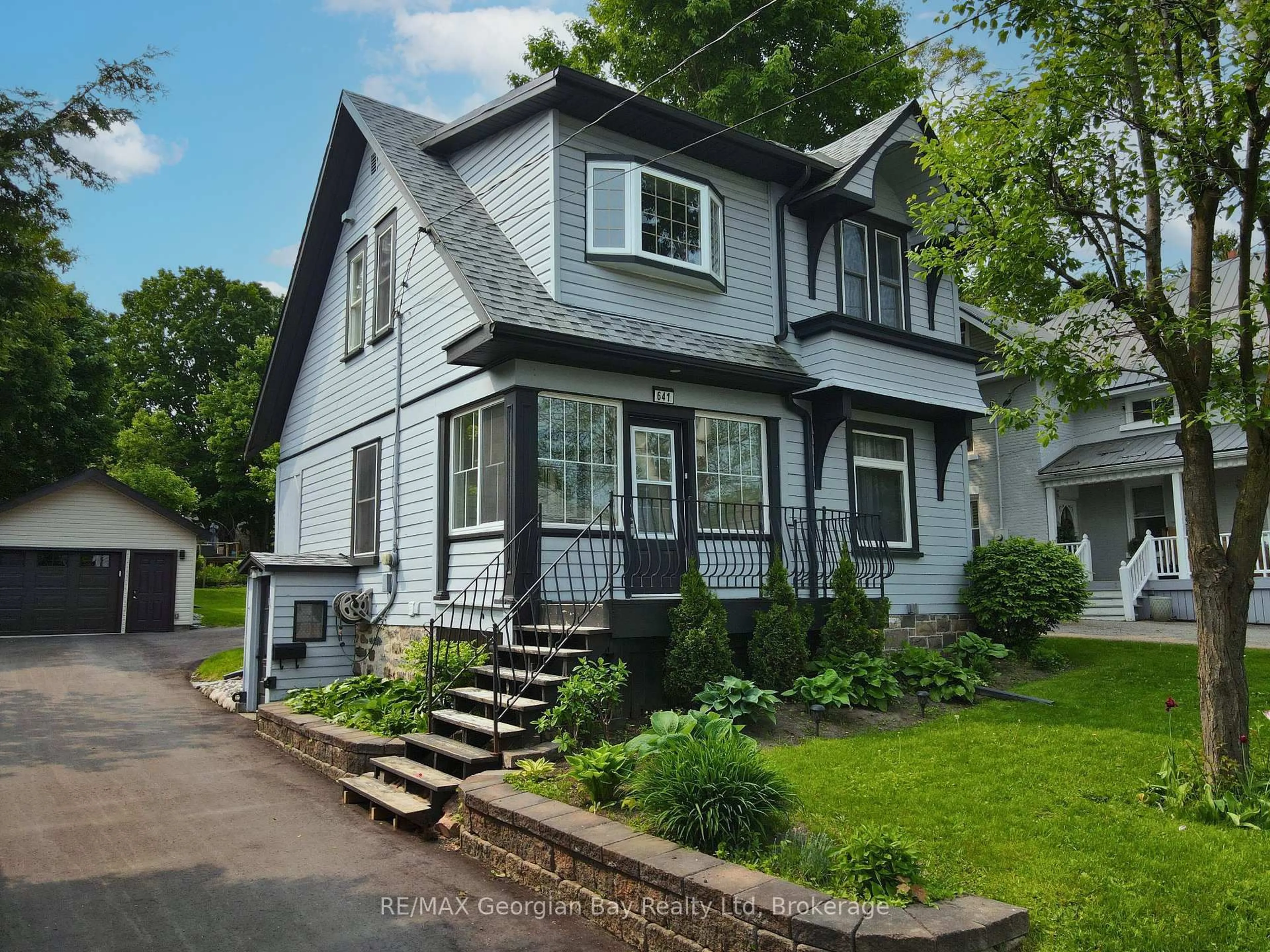 Home with vinyl exterior material, street for 641 Bay St, Midland Ontario L4R 1L8