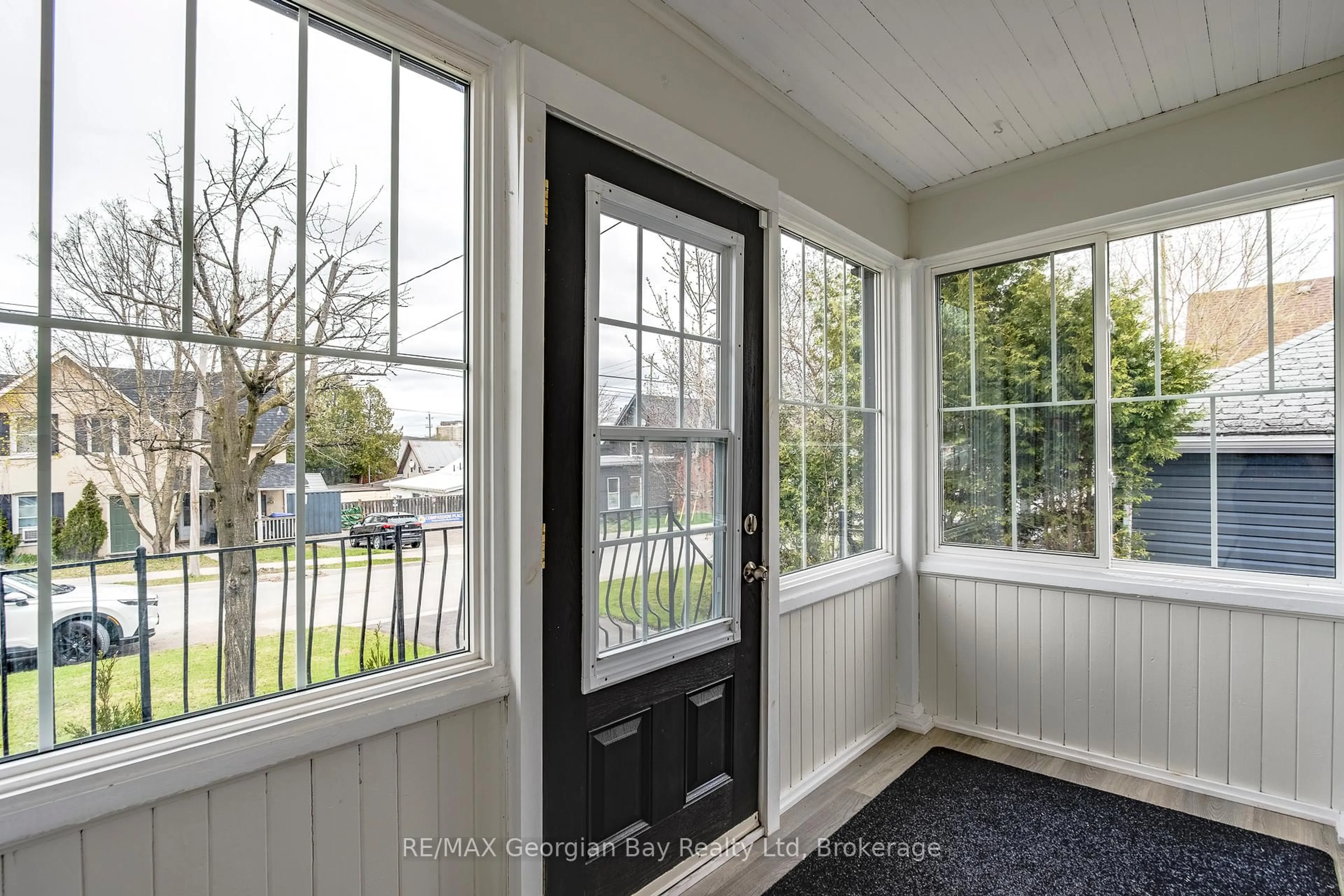 Indoor entryway for 641 Bay St, Midland Ontario L4R 1L8