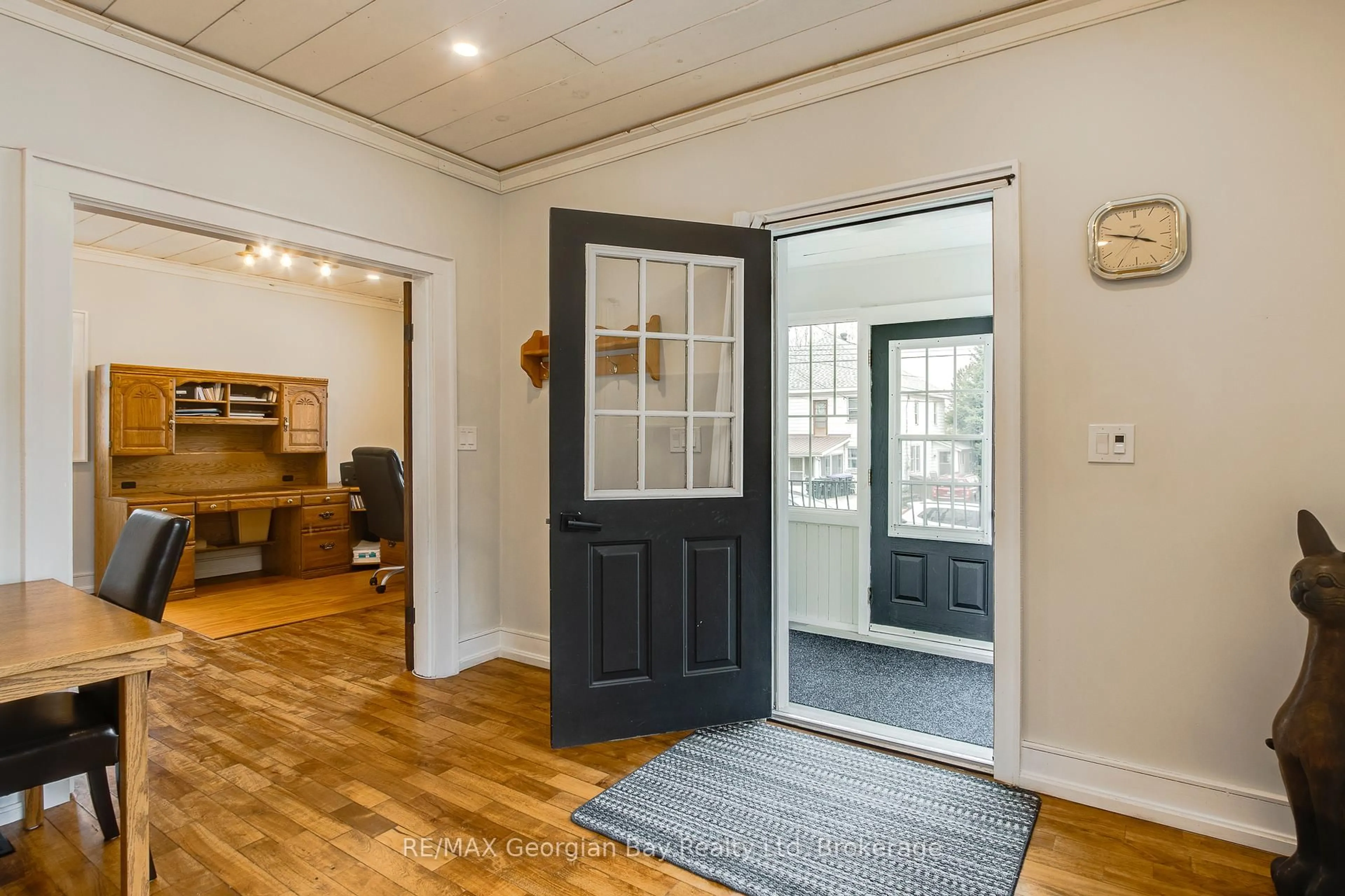 Indoor entryway for 641 Bay St, Midland Ontario L4R 1L8