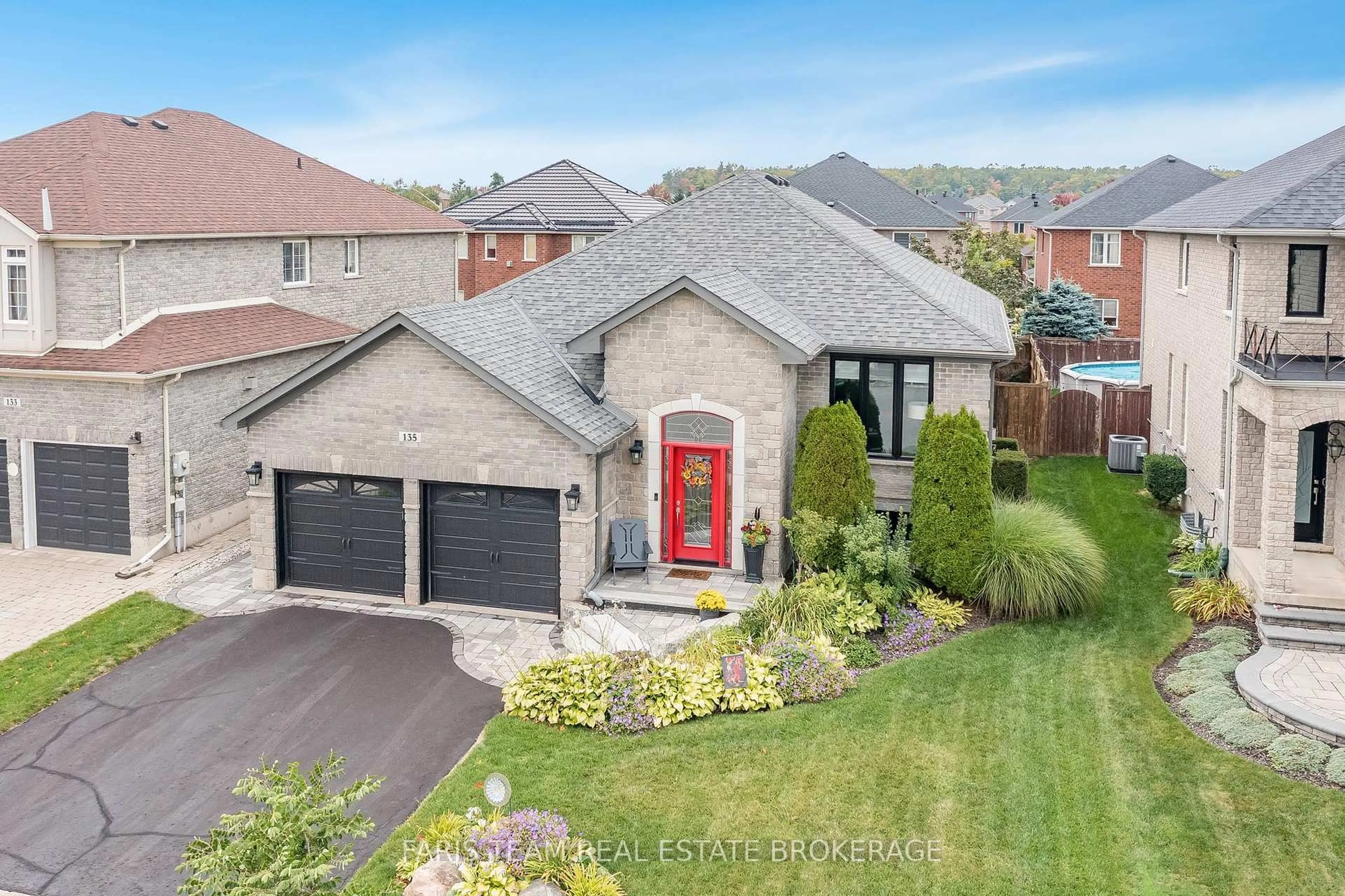 A pic from outside/outdoor area/front of a property/back of a property/a pic from drone, street for 135 Sandringham Dr, Barrie Ontario L4N 0Y9