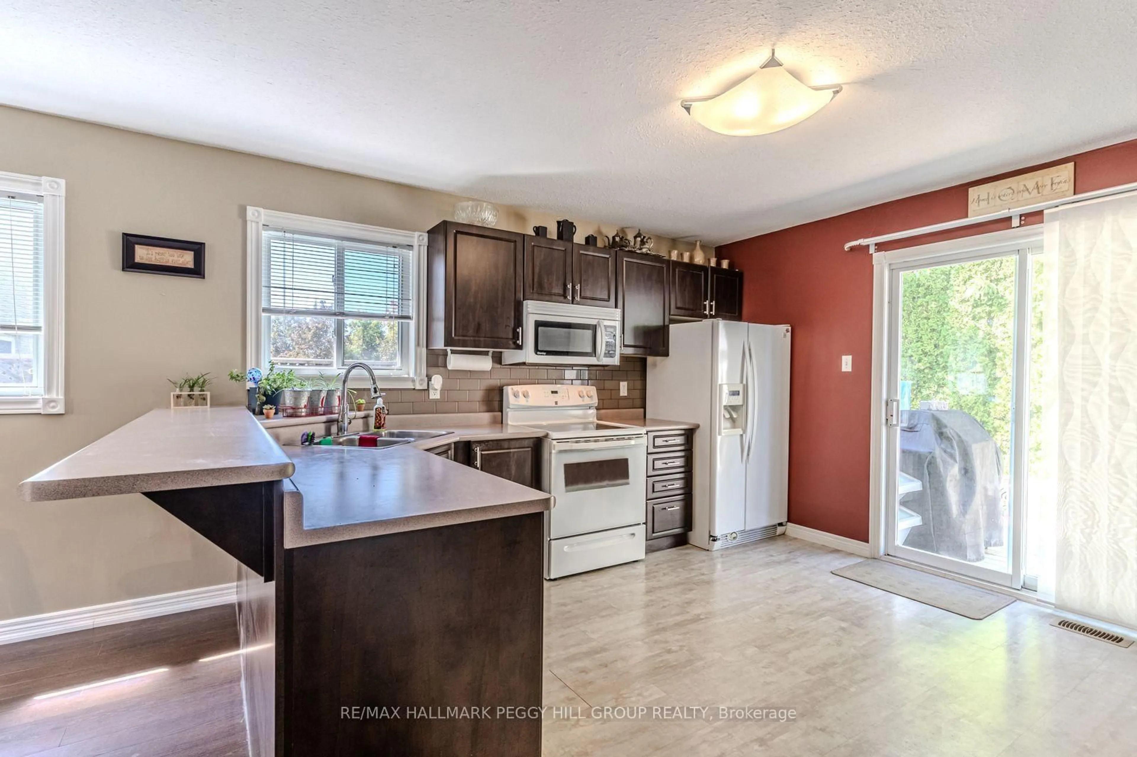 Open concept kitchen, ceramic/tile floor for 172 Sundew Dr, Barrie Ontario L4N 9M9