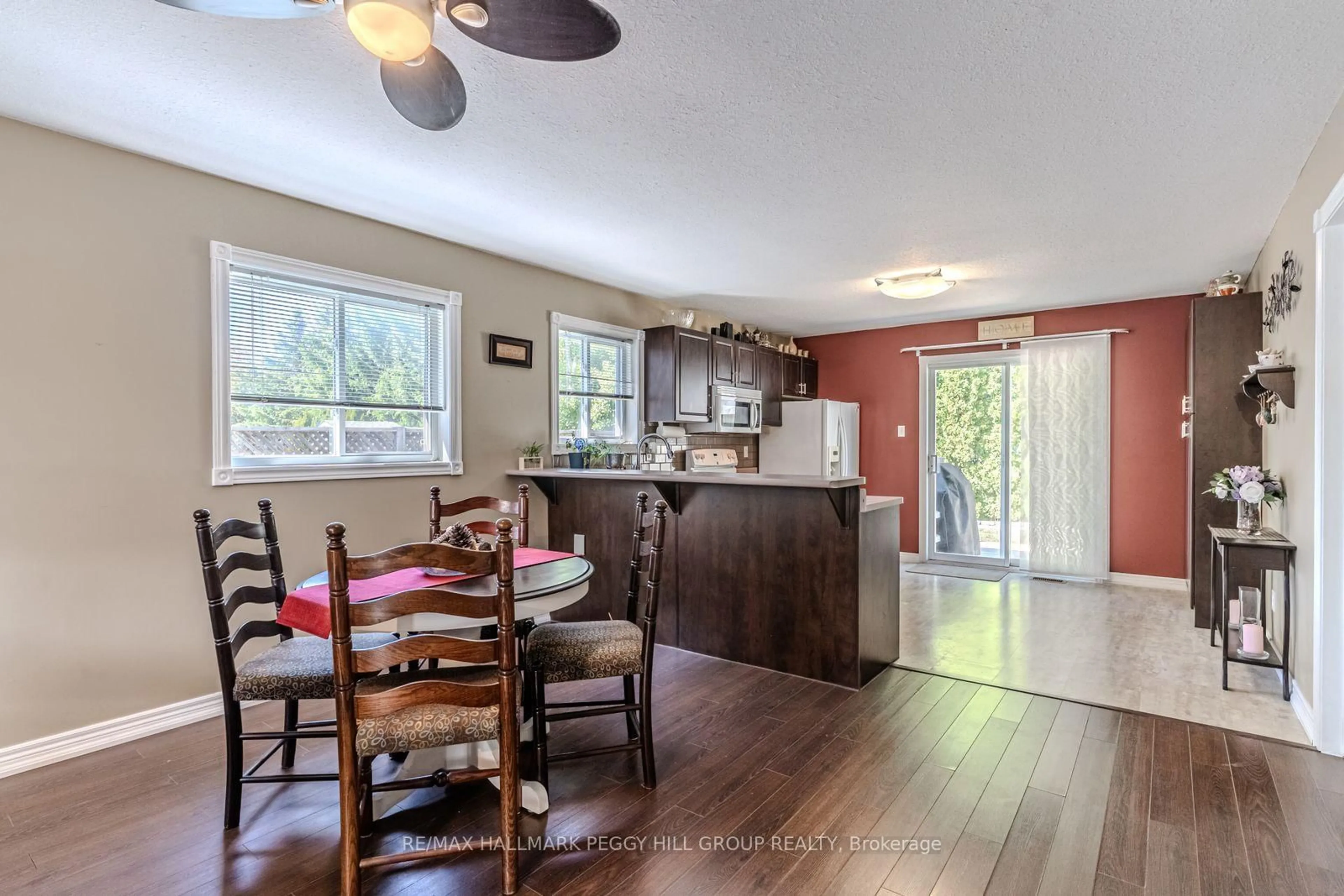 Open concept kitchen, wood/laminate floor for 172 Sundew Dr, Barrie Ontario L4N 9M9