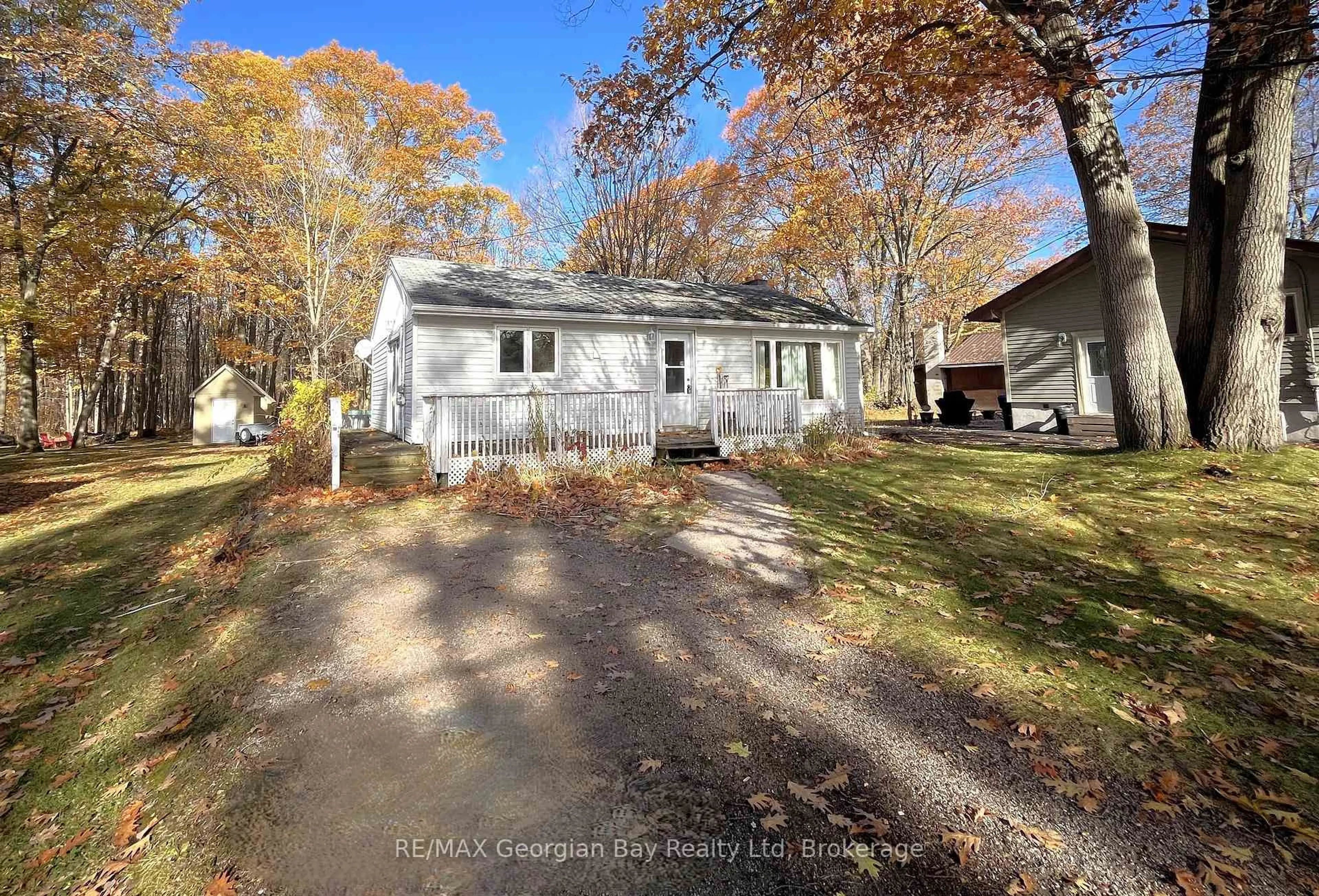 A pic from outside/outdoor area/front of a property/back of a property/a pic from drone, street for 1298 Everton Rd, Midland Ontario L4R 5J6