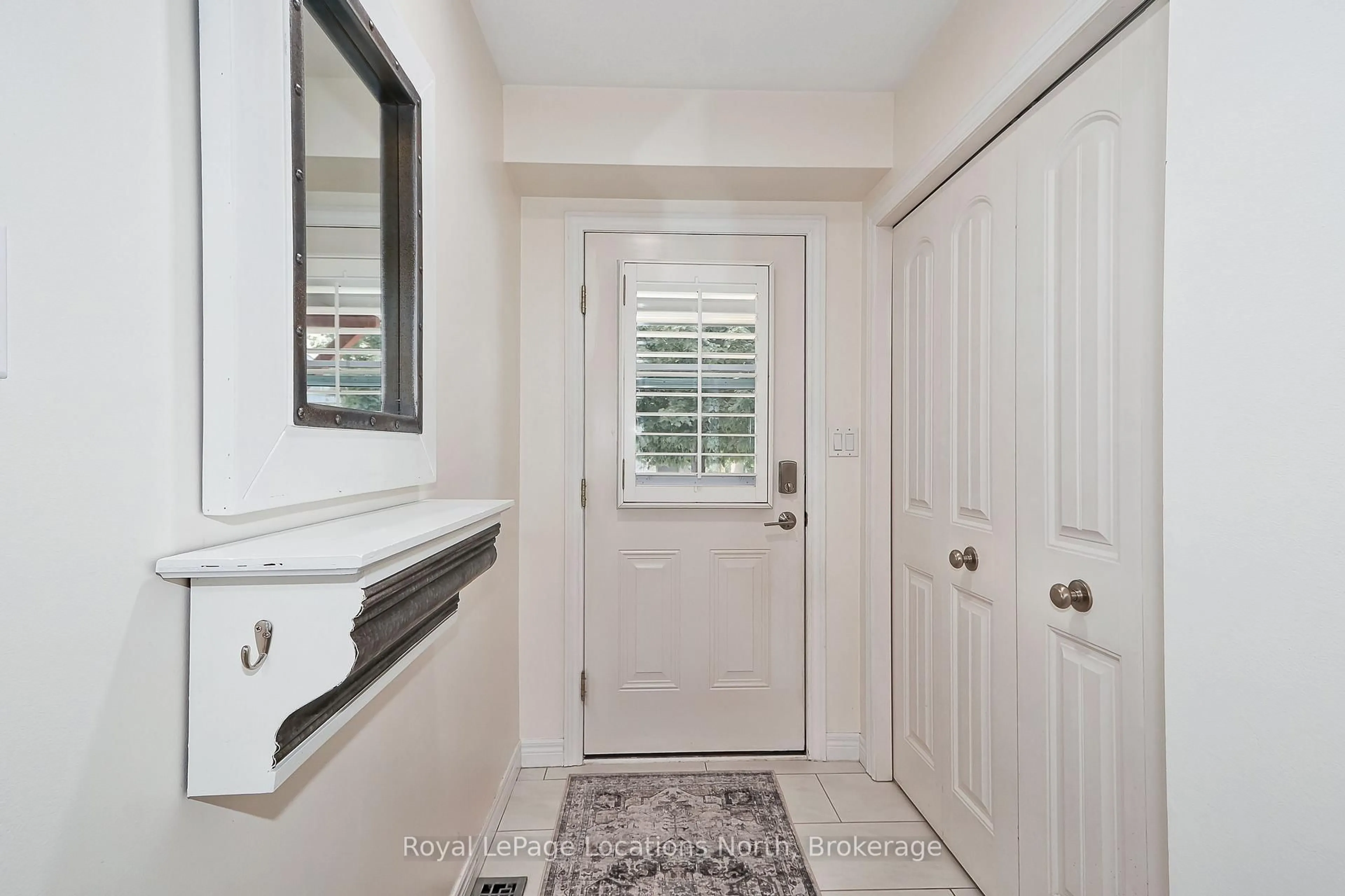 Indoor entryway for 35 Silver Glen Blvd, Collingwood Ontario L9Y 0G9