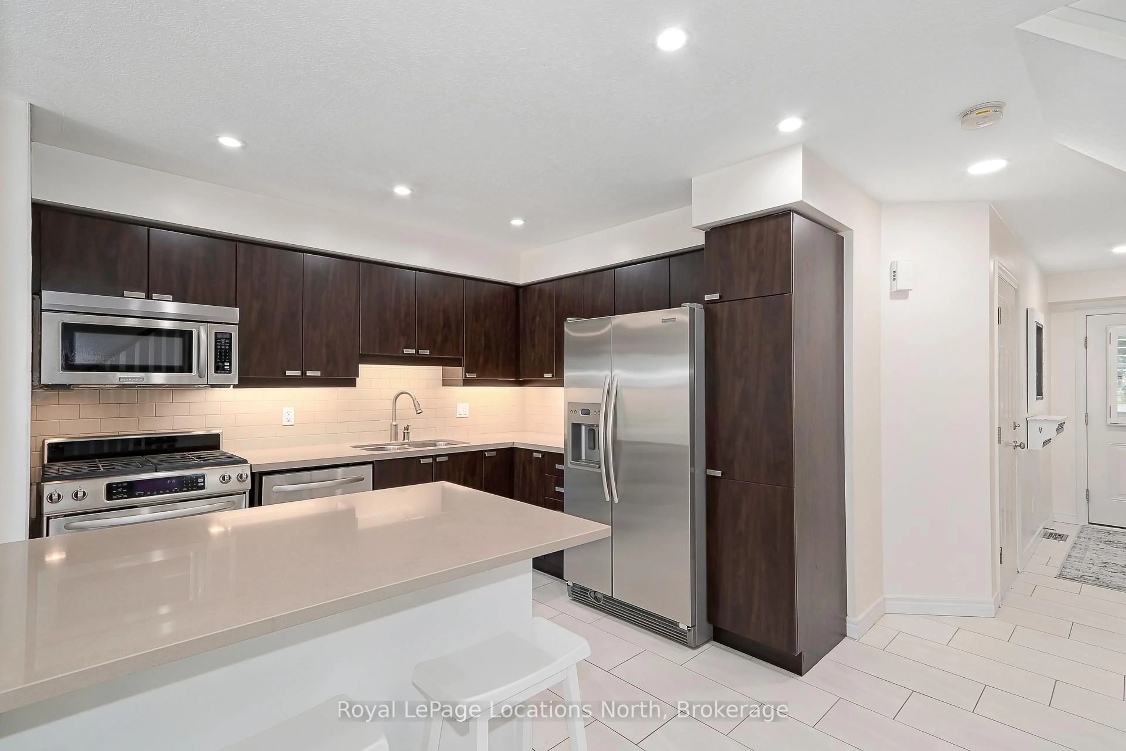 Contemporary kitchen, ceramic/tile floor for 35 Silver Glen Blvd, Collingwood Ontario L9Y 0G9