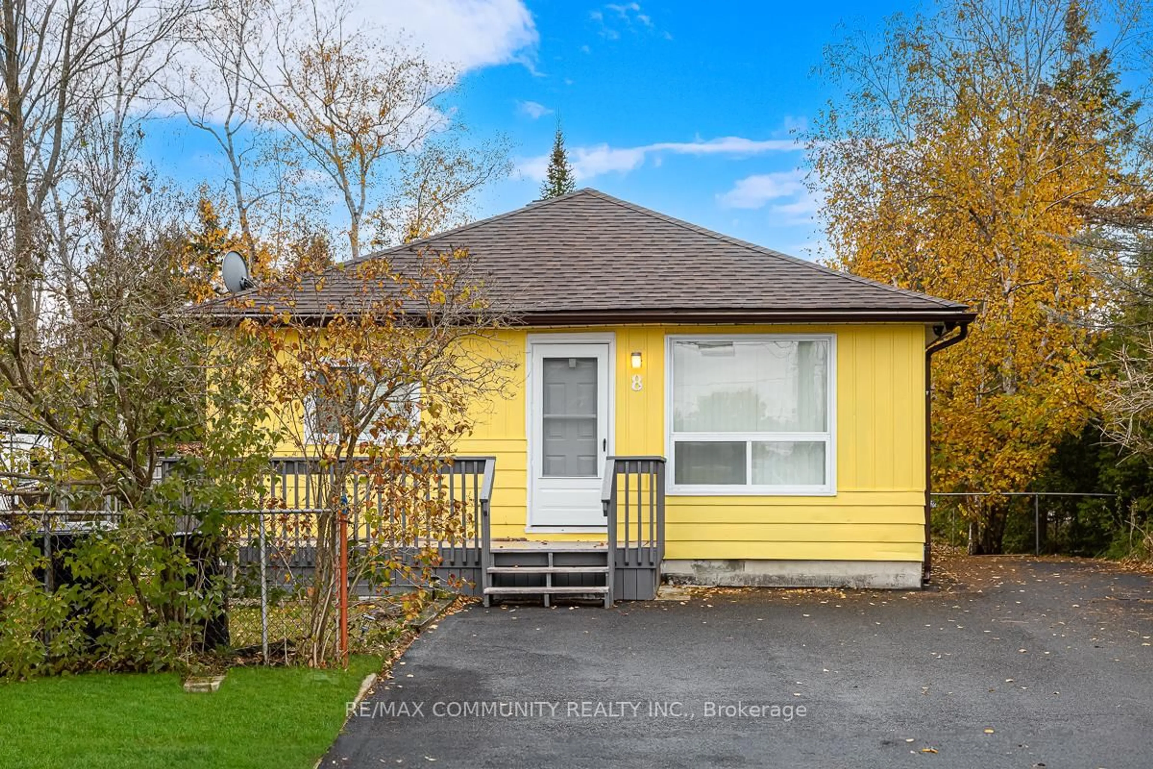 Home with vinyl exterior material, street for 8 58th St, Wasaga Beach Ontario L9Z 1W6