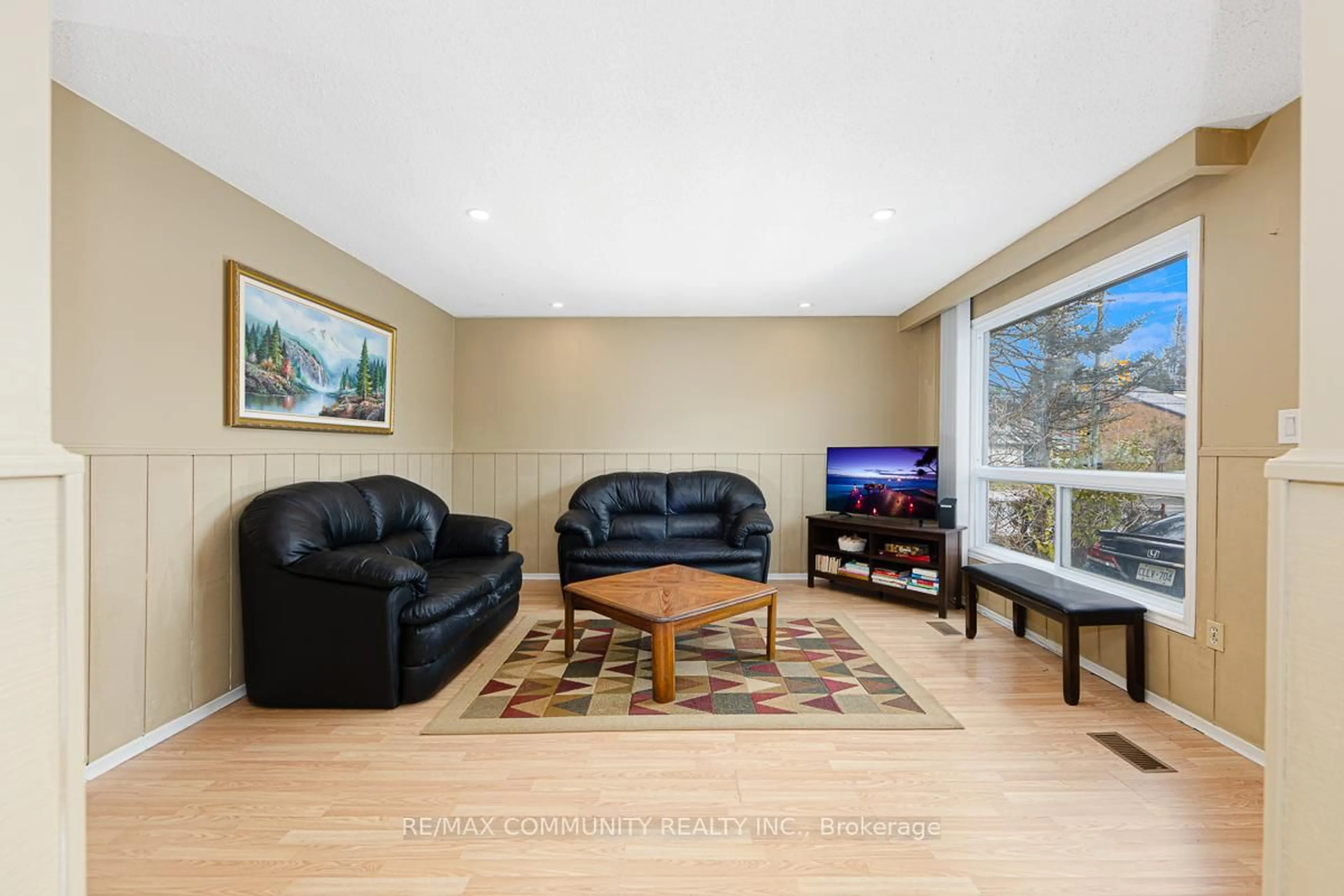 Living room with furniture, unknown for 8 58th St, Wasaga Beach Ontario L9Z 1W6