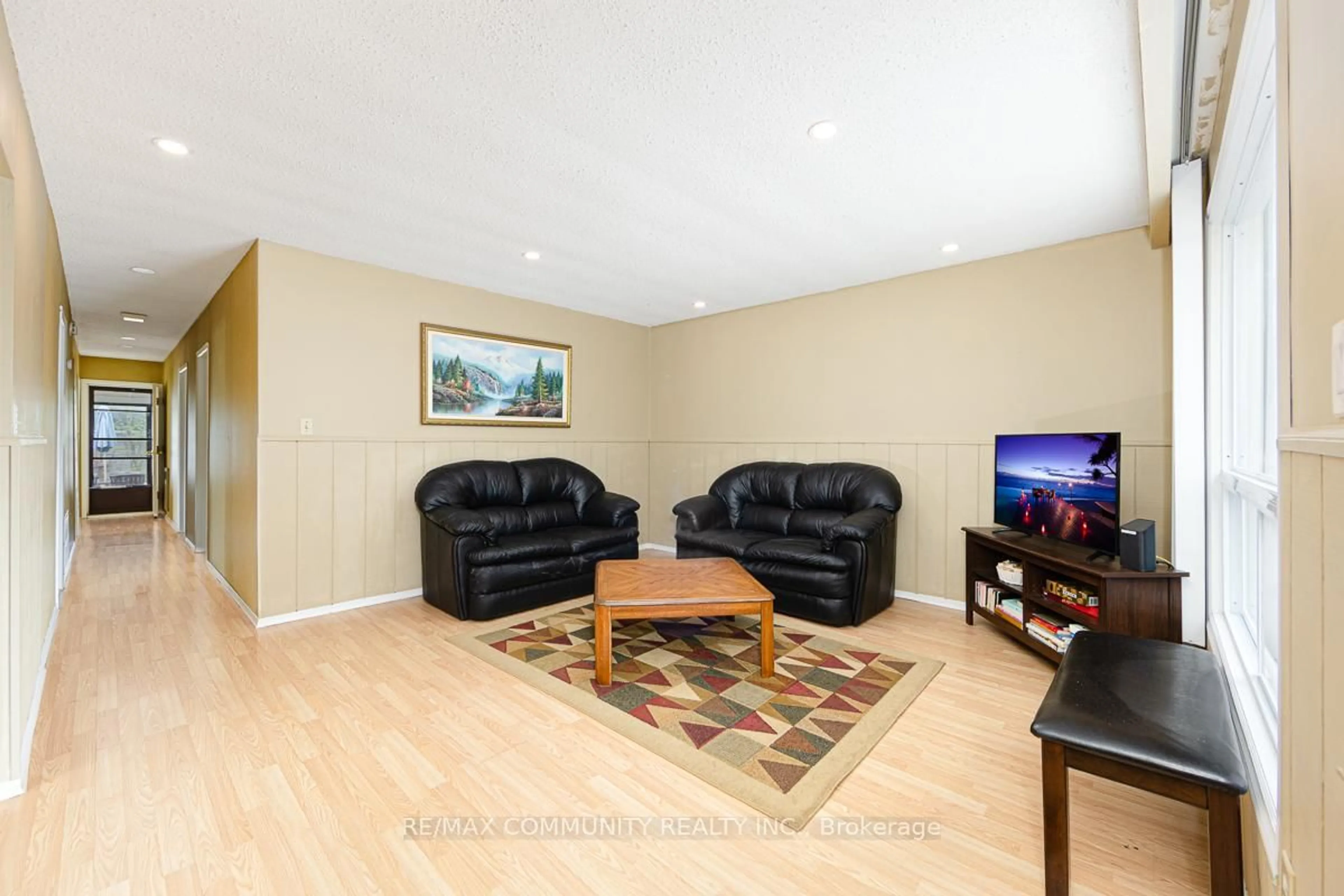 Living room with furniture, wood/laminate floor for 8 58th St, Wasaga Beach Ontario L9Z 1W6