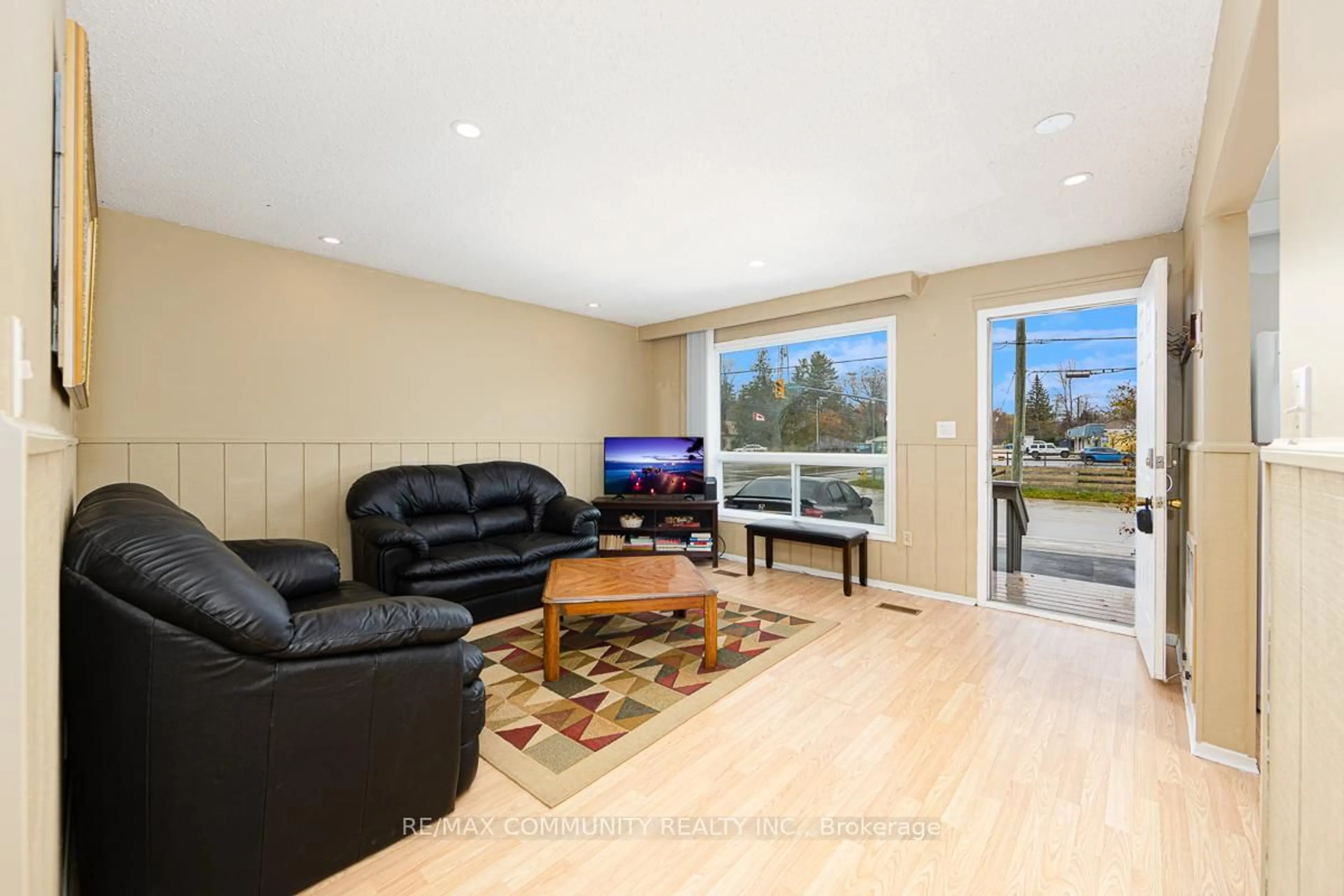 Living room with furniture, unknown for 8 58th St, Wasaga Beach Ontario L9Z 1W6