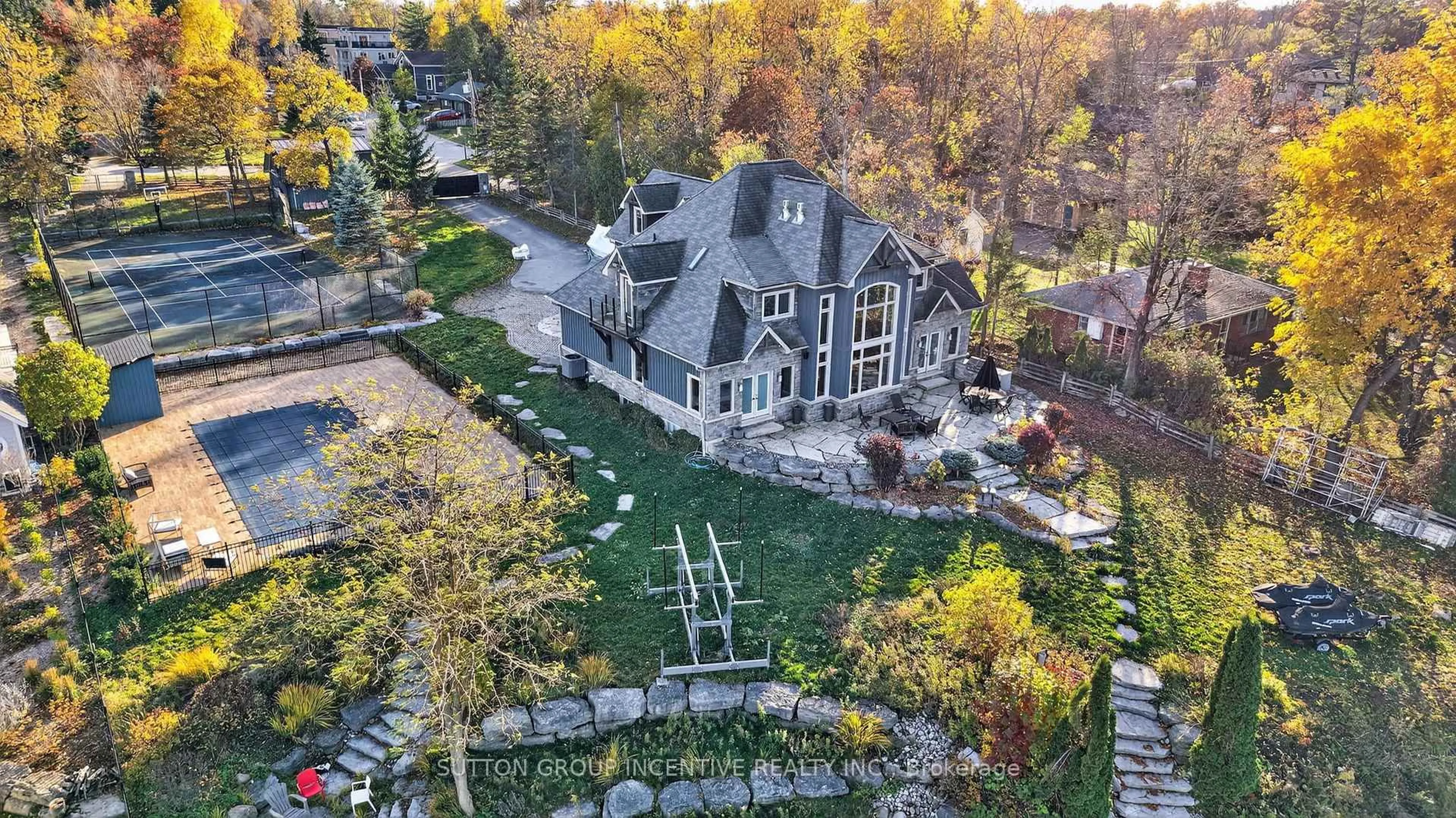 A pic from outside/outdoor area/front of a property/back of a property/a pic from drone, unknown for 44-46 Gray Lane, Barrie Ontario L4N 7T1