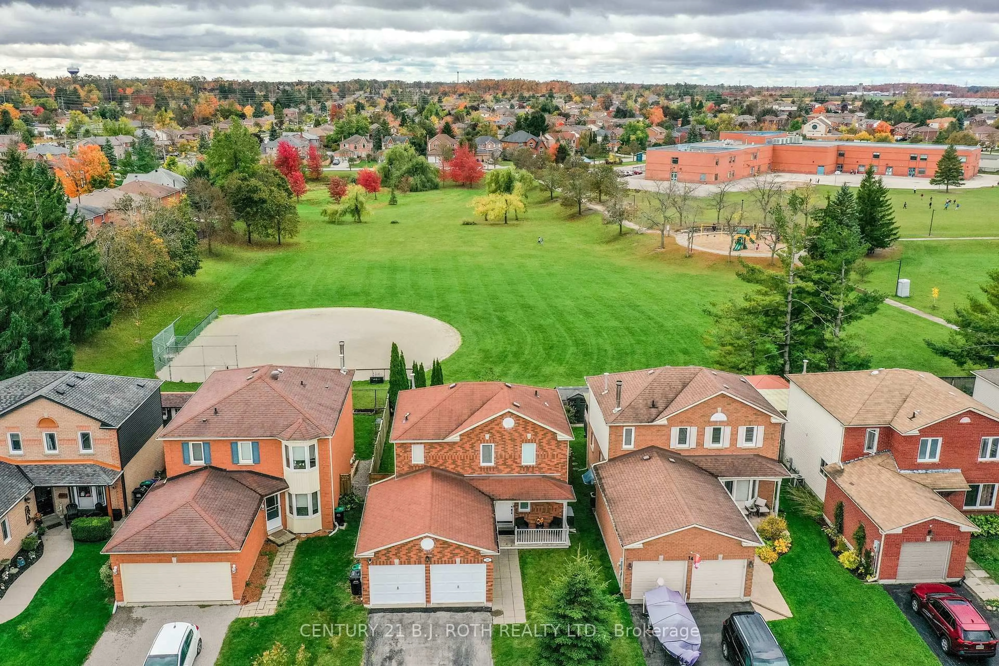A pic from outside/outdoor area/front of a property/back of a property/a pic from drone, street for 12 BURKE Dr, Barrie Ontario L4N 7J3