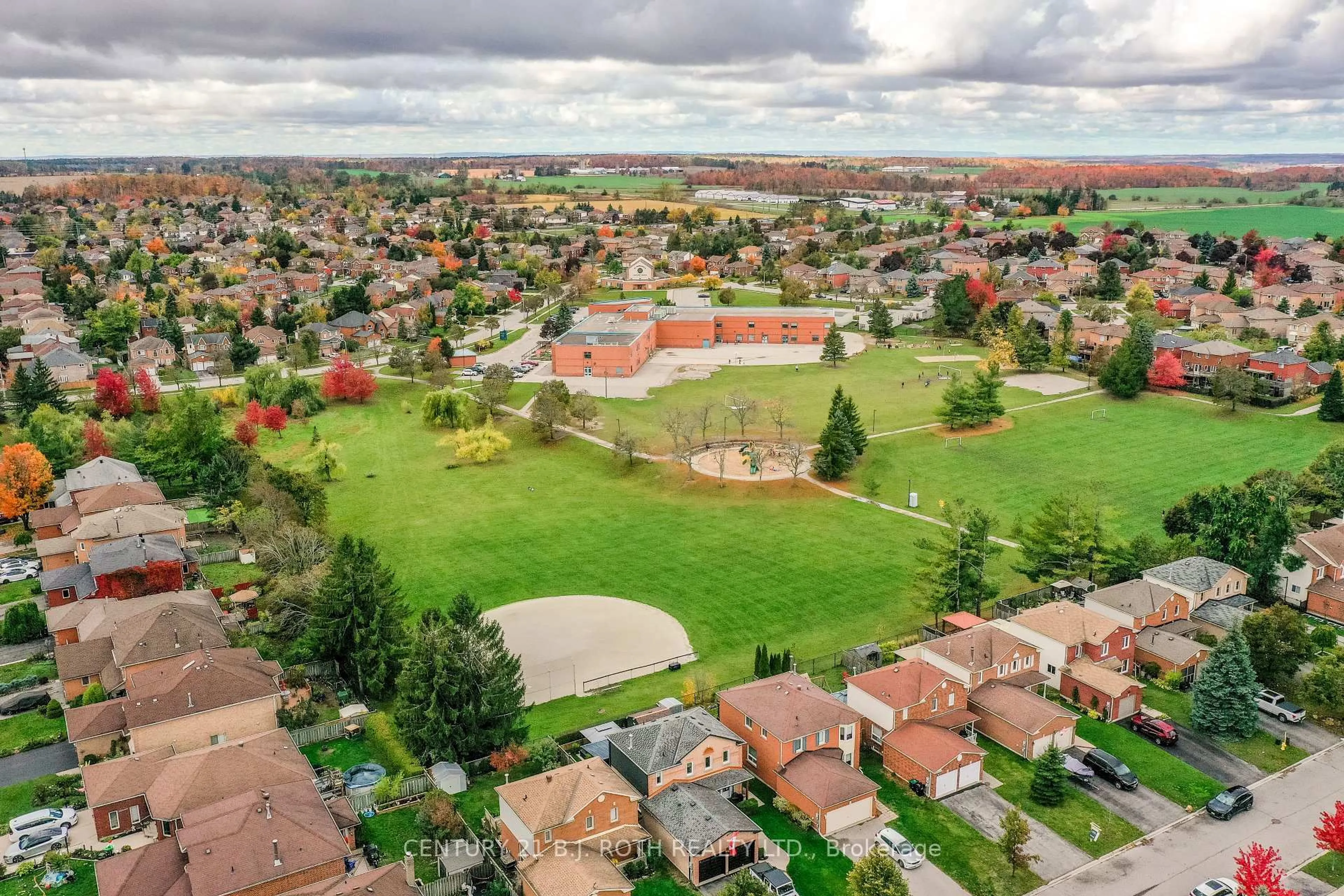 A pic from outside/outdoor area/front of a property/back of a property/a pic from drone, street for 12 BURKE Dr, Barrie Ontario L4N 7J3