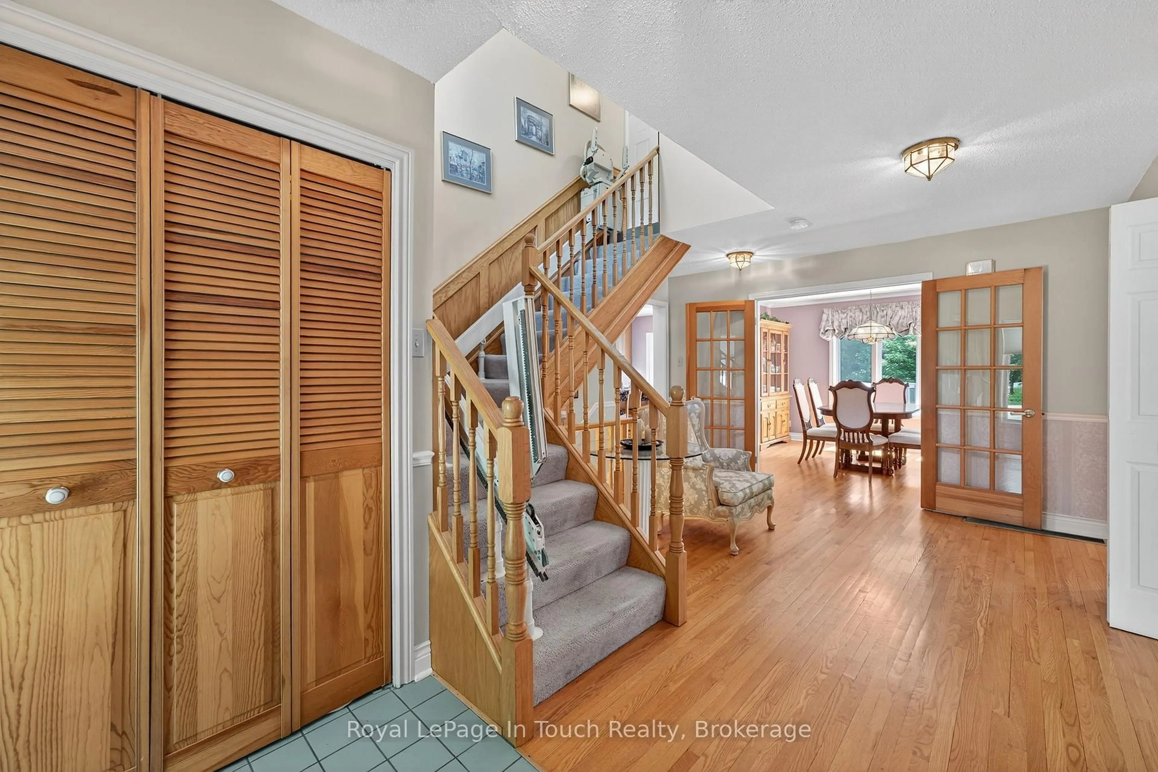 Indoor foyer for 56 Robert St, Penetanguishene Ontario L9M 1K7