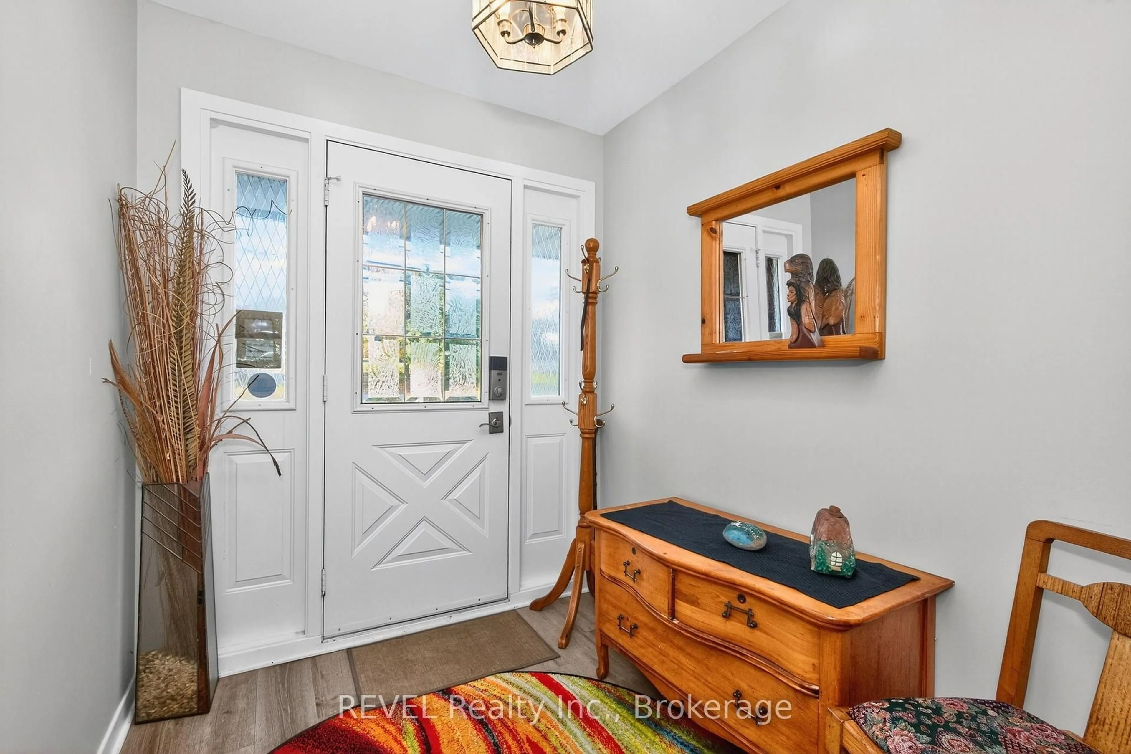 Indoor entryway for 635 William St, Midland Ontario L4R 2S7