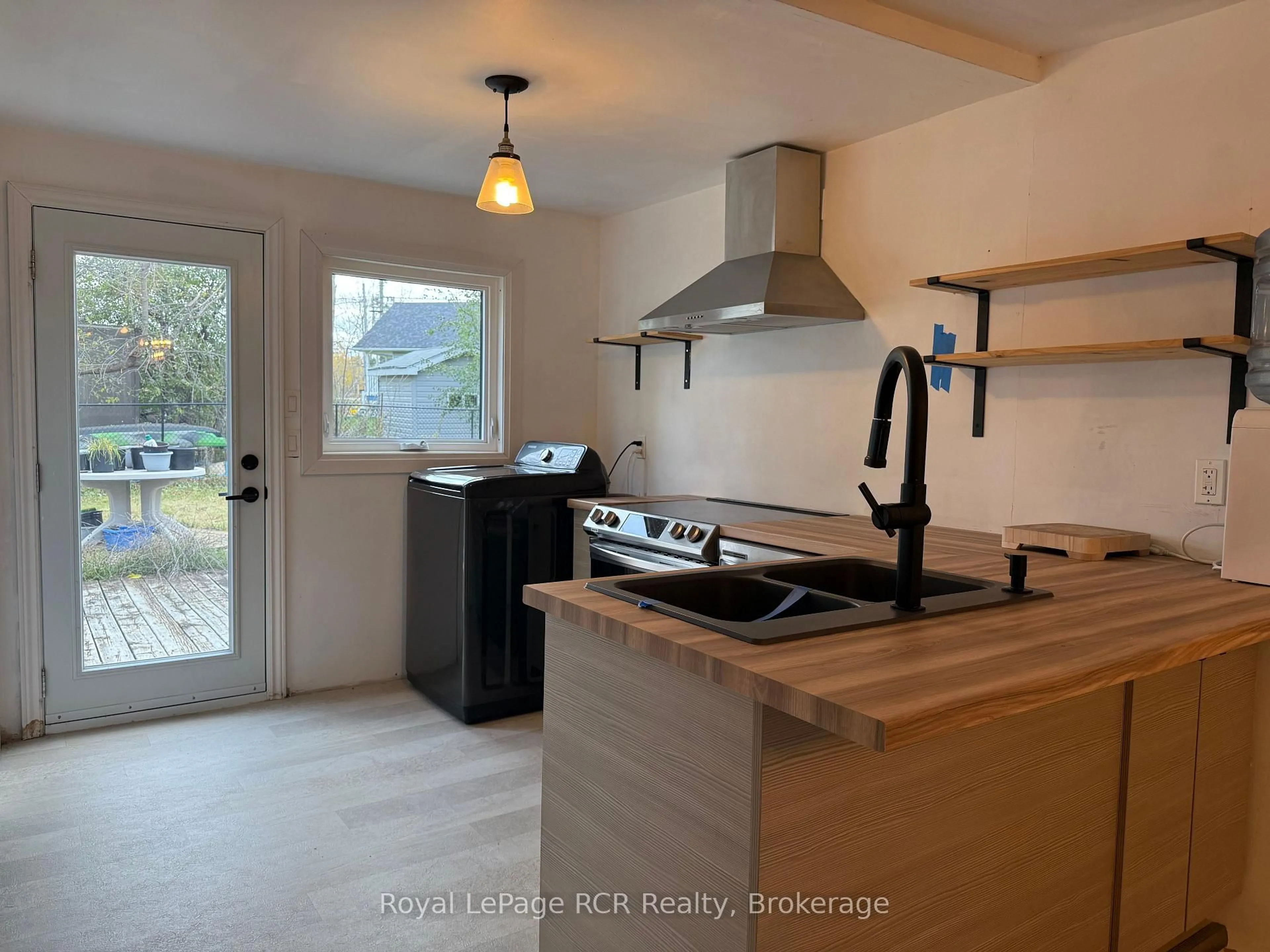 Standard kitchen, unknown for 20 Sandell St, Collingwood Ontario L9Y 3Z1