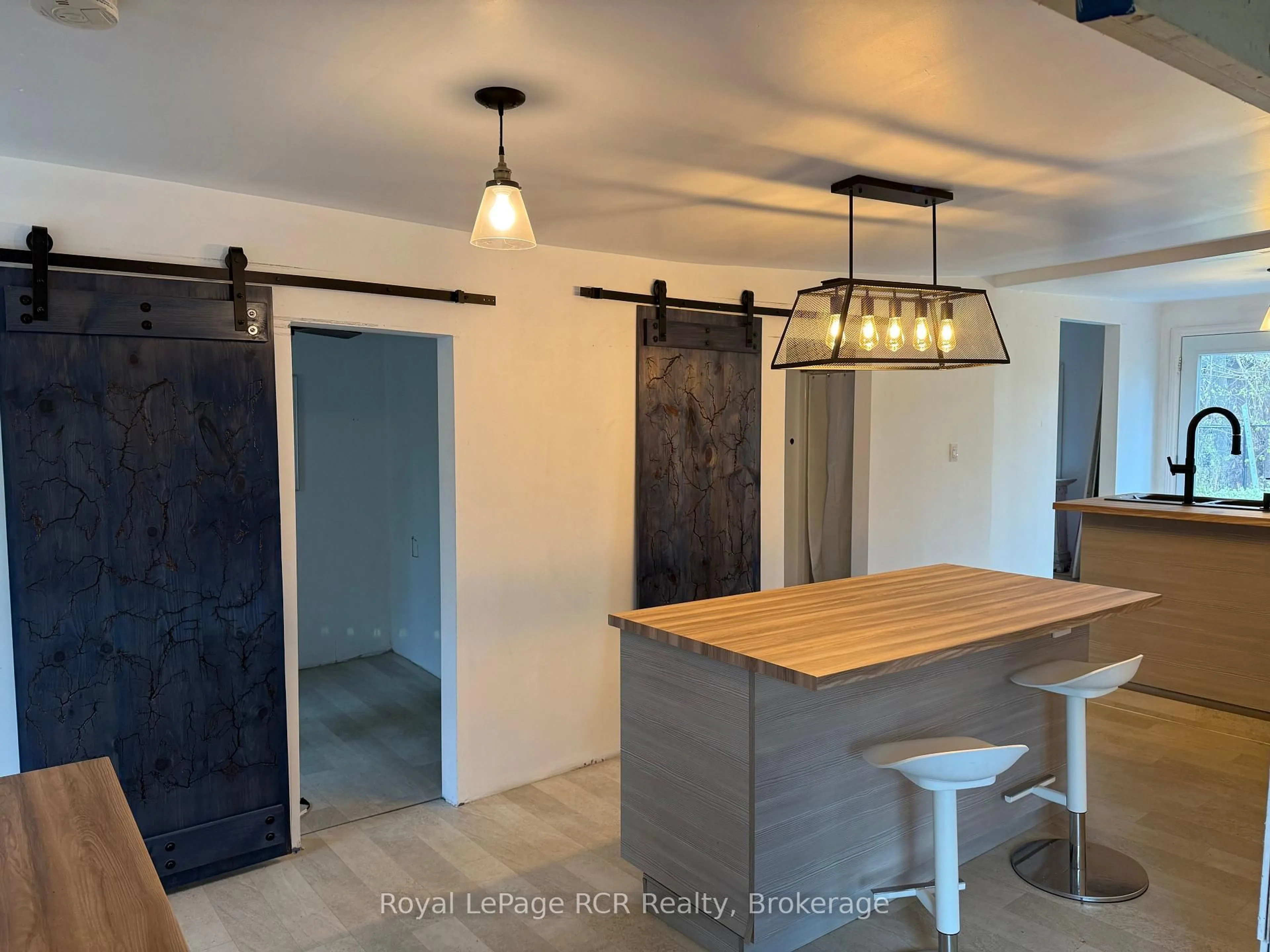 Open concept kitchen, cement floor for 20 Sandell St, Collingwood Ontario L9Y 3Z1