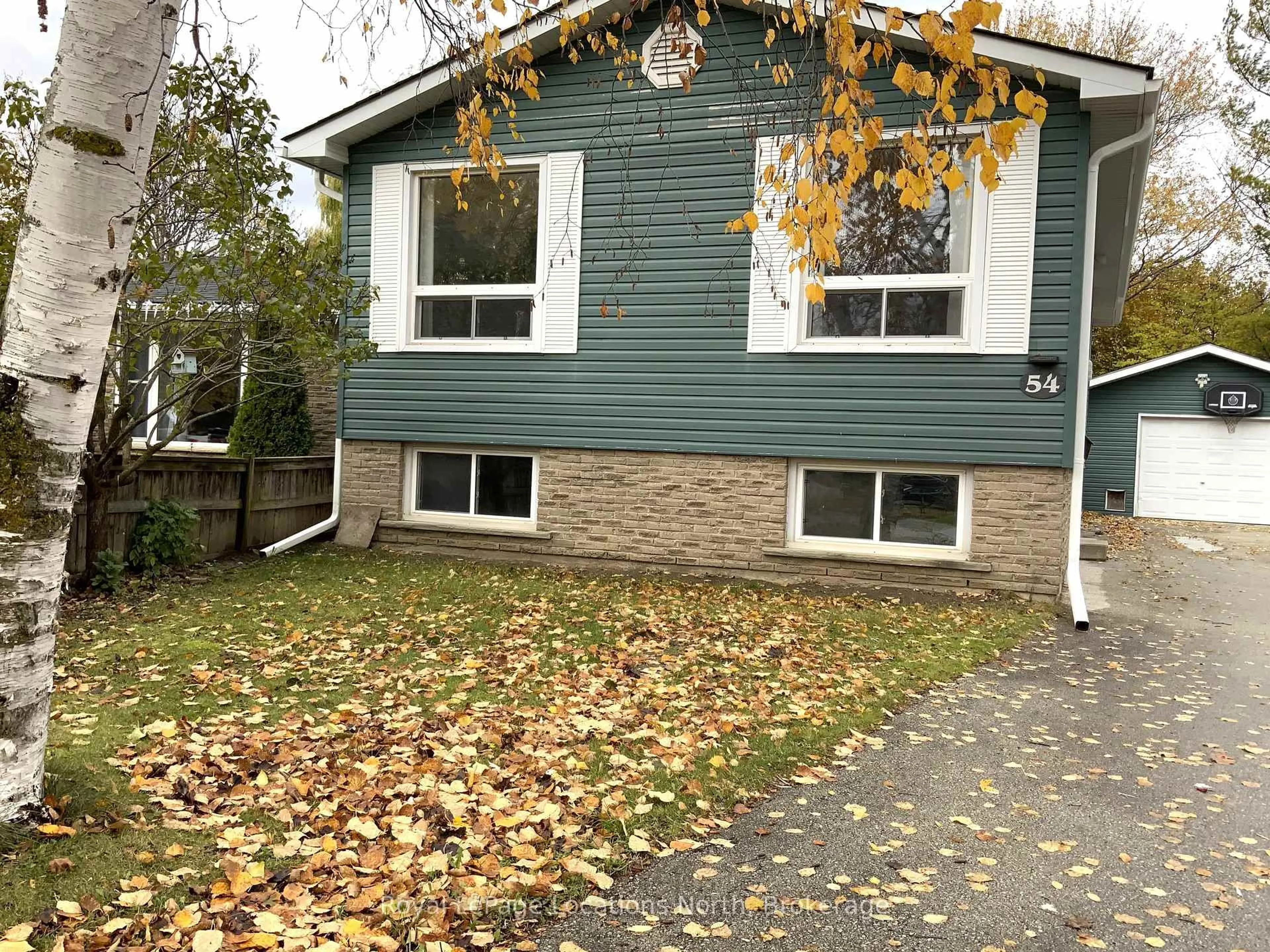 Home with vinyl exterior material, street for 54 Courtice Cres, Collingwood Ontario L9Y 4G1