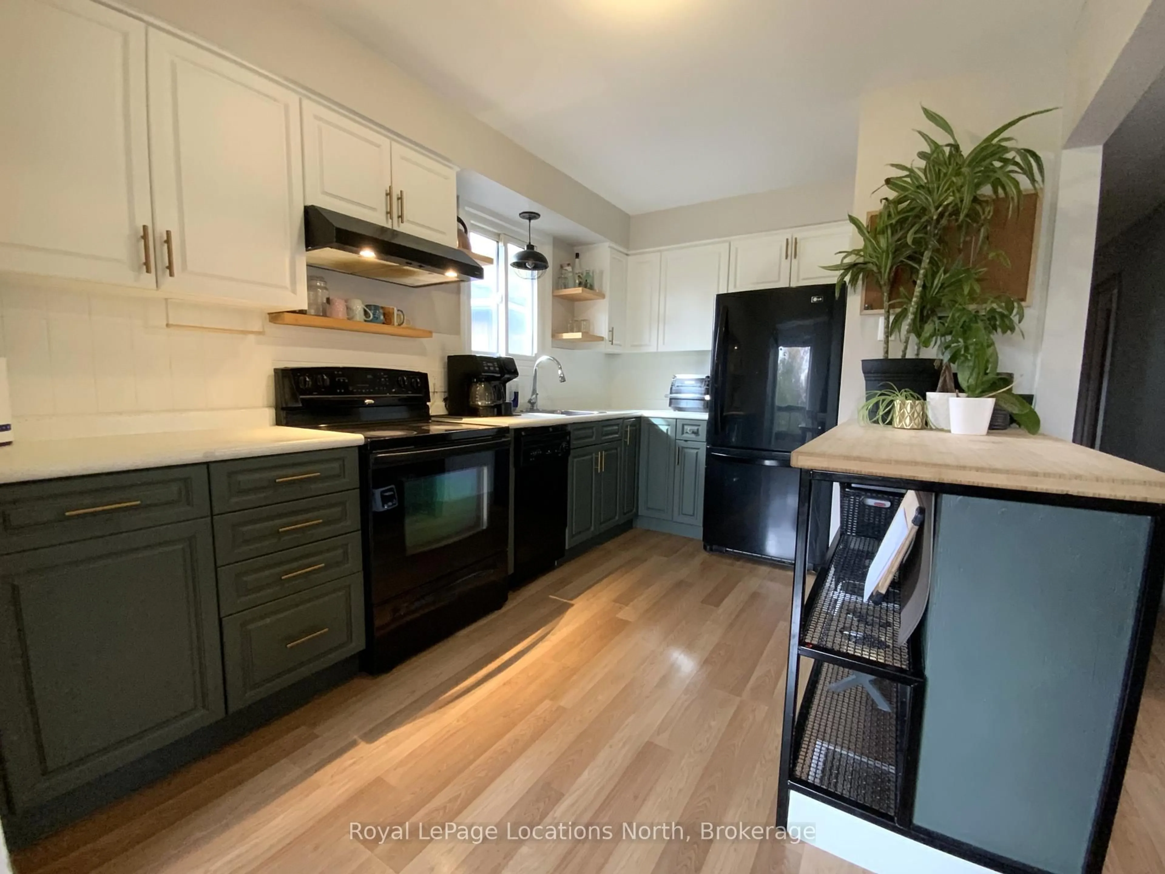 Open concept kitchen, wood/laminate floor for 54 Courtice Cres, Collingwood Ontario L9Y 4G1