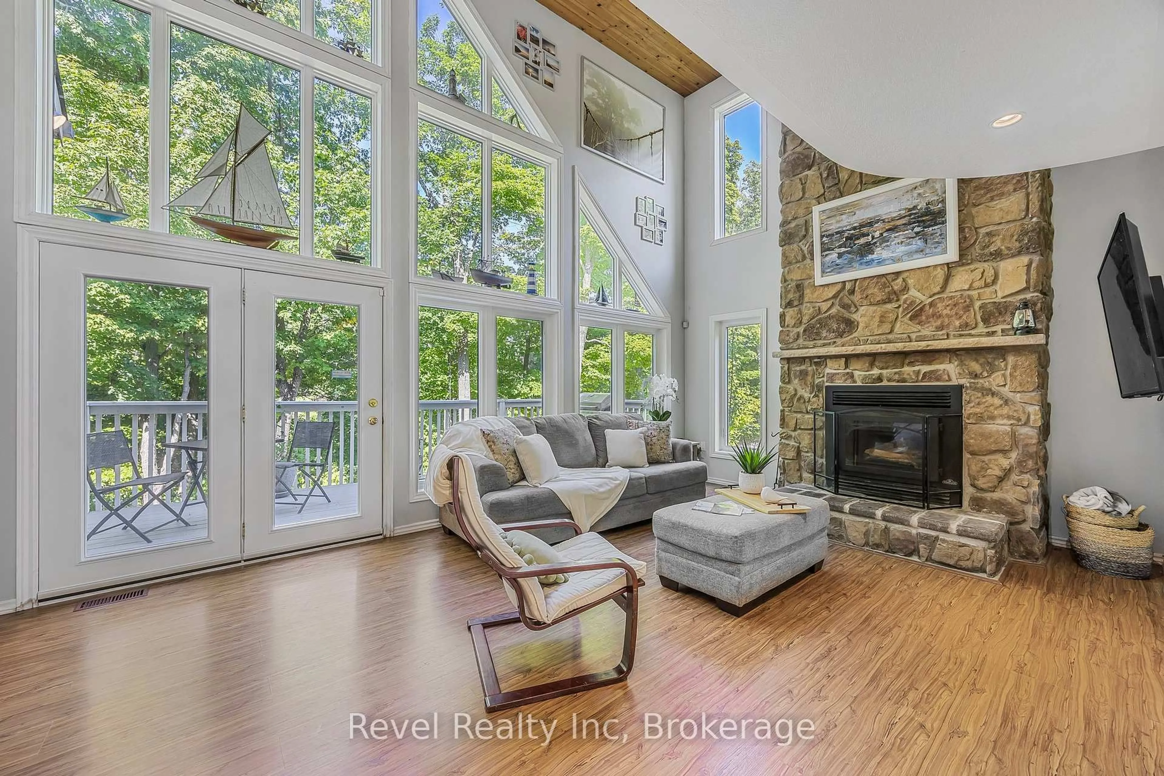 Living room with furniture, unknown for 10 MUSQUAKE Crt, Tiny Ontario L9M 1R2