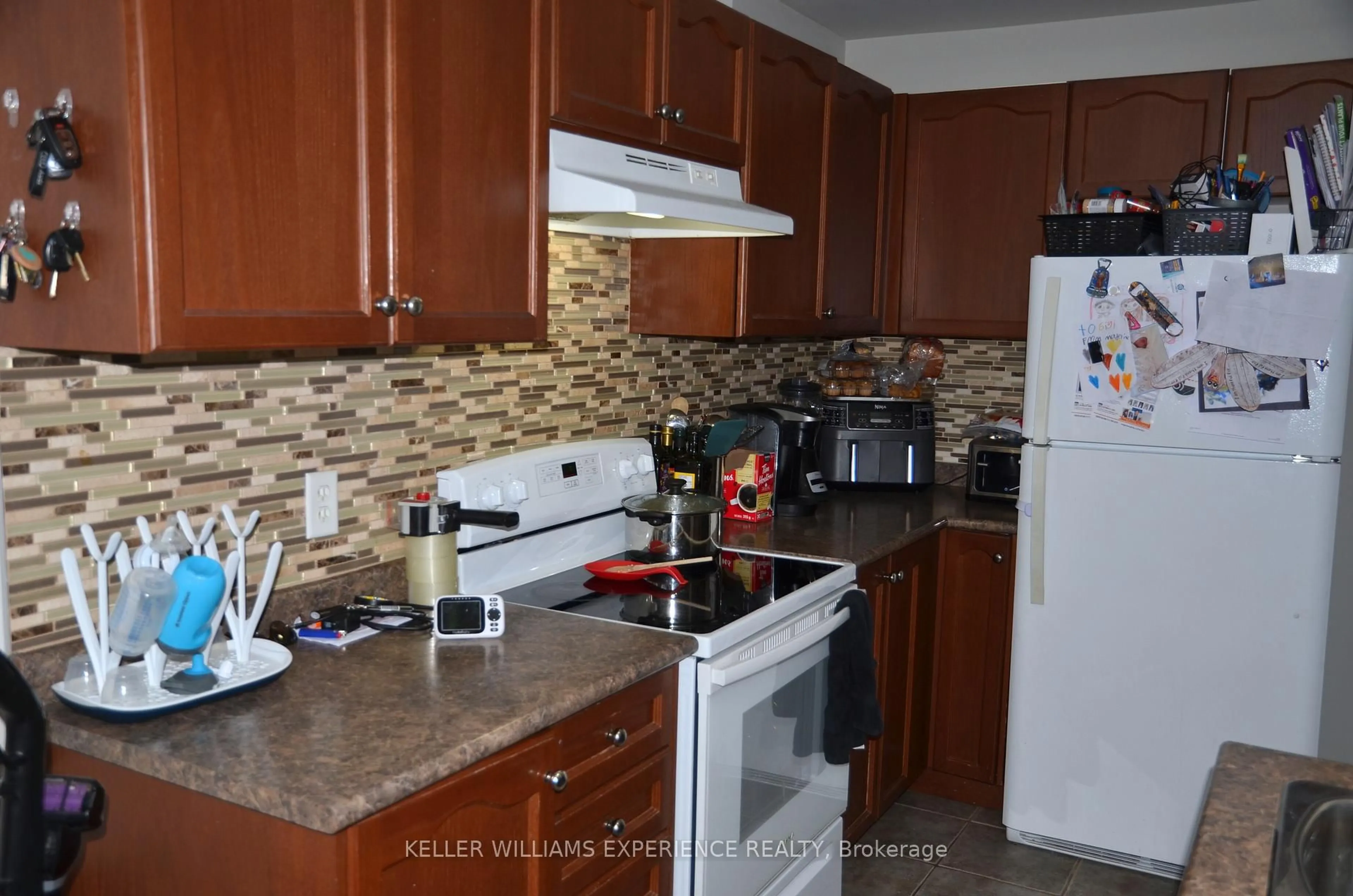Standard kitchen, unknown for 94 STANLEY St, Barrie Ontario L4M 6V5