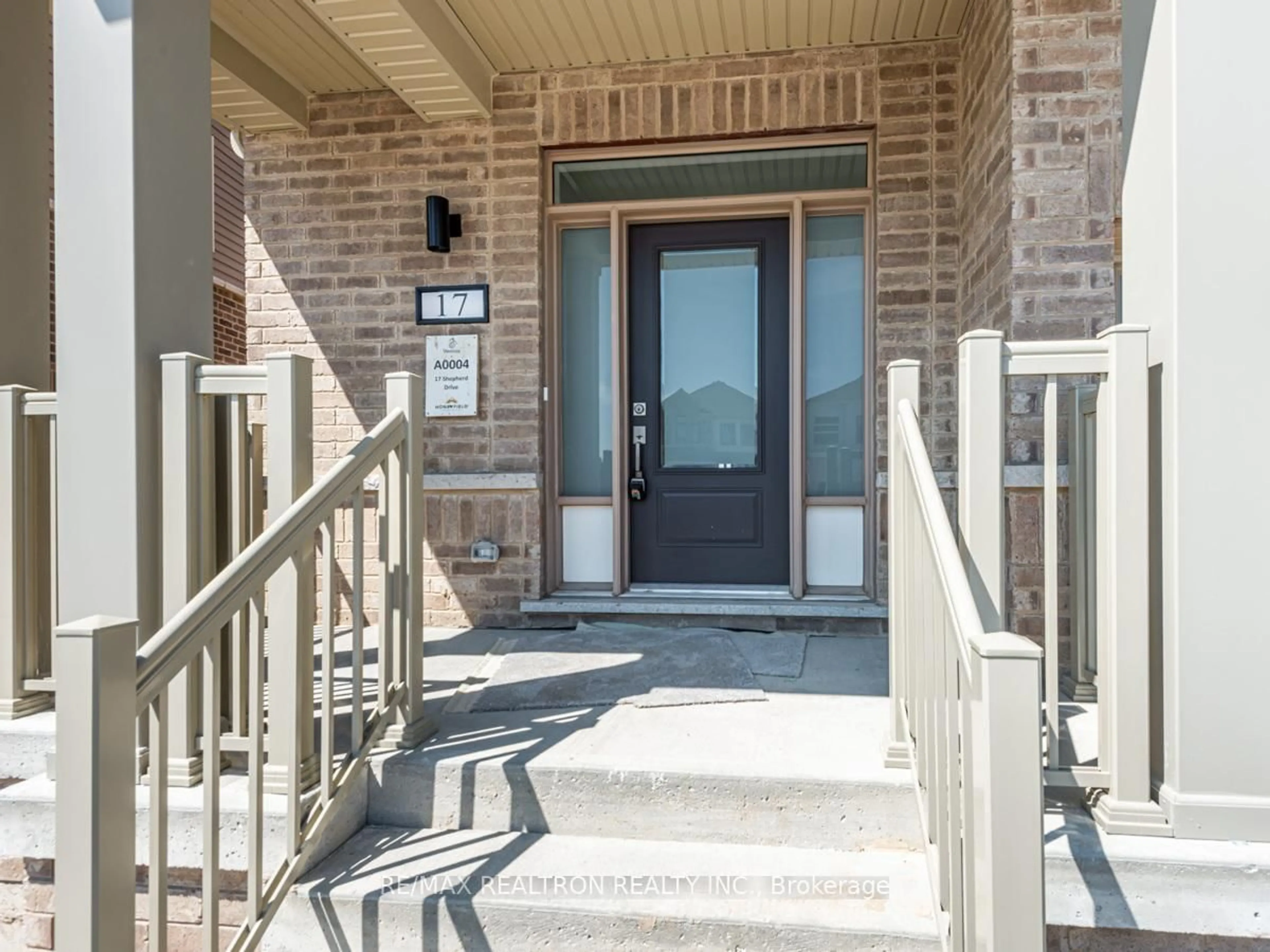 Indoor entryway for 17 Shepherd Dr, Barrie Ontario L9J 0L1