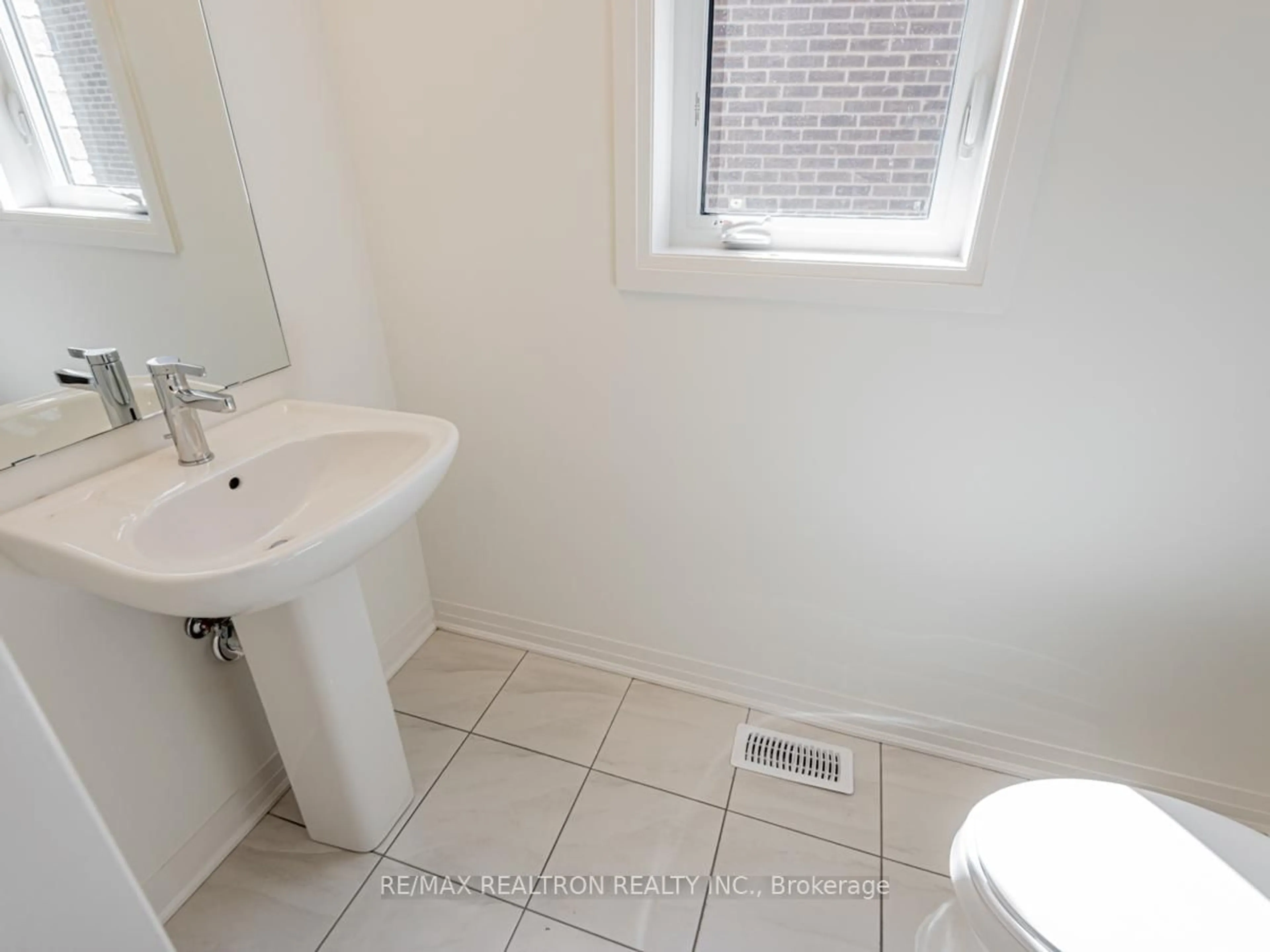 Standard bathroom, ceramic/tile floor for 17 Shepherd Dr, Barrie Ontario L9J 0L1
