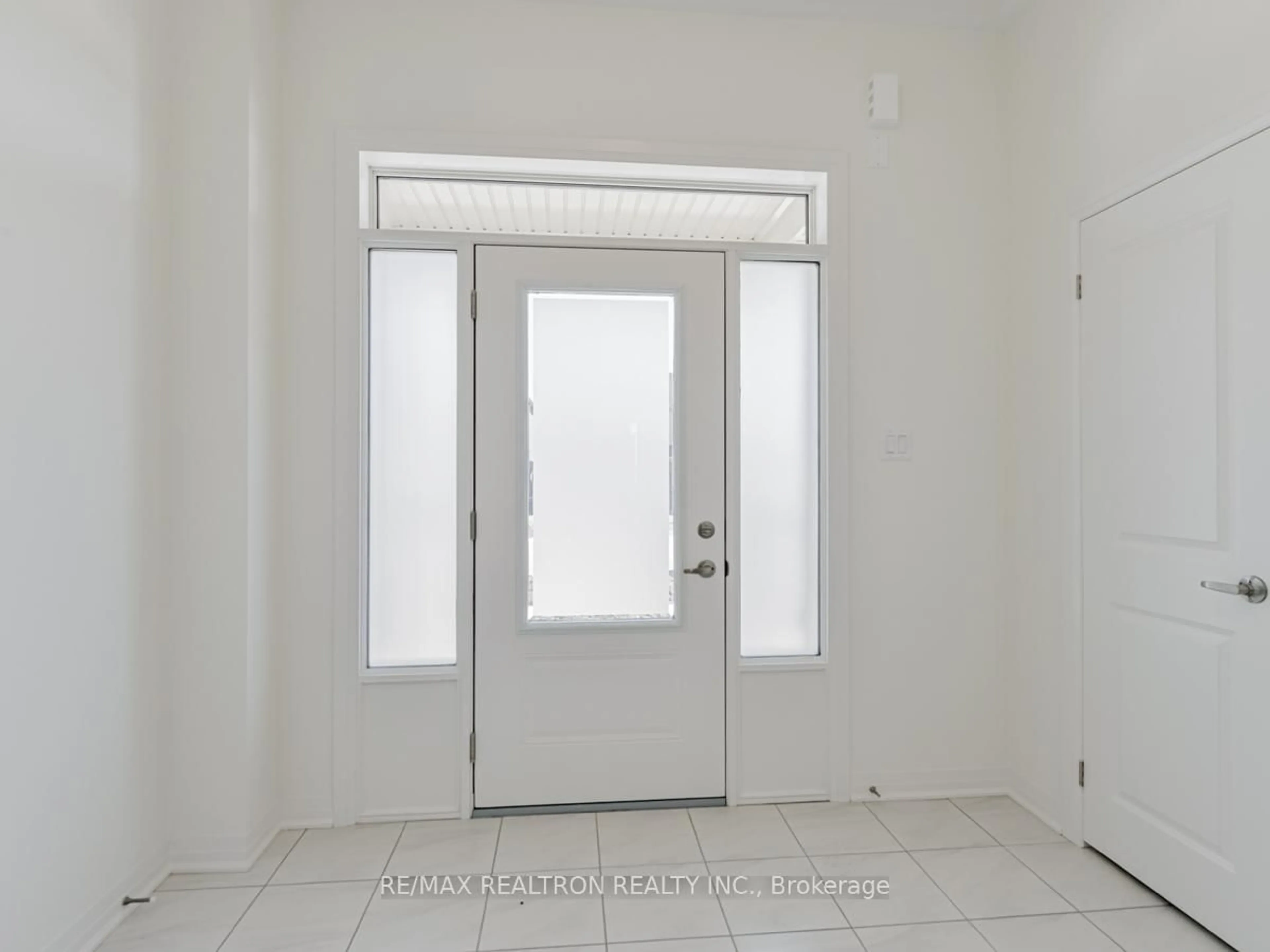Indoor entryway for 17 Shepherd Dr, Barrie Ontario L9J 0L1