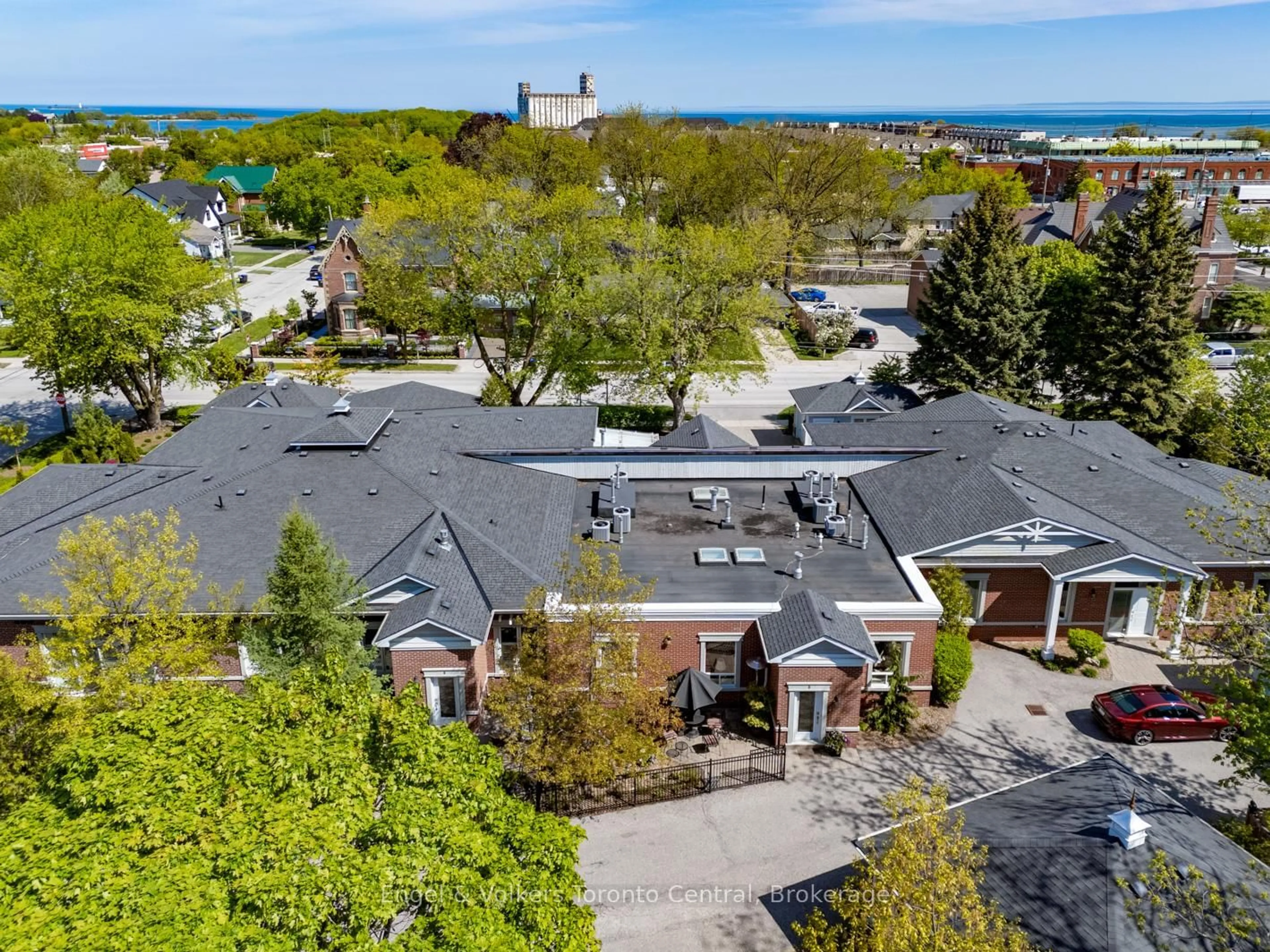 A pic from outside/outdoor area/front of a property/back of a property/a pic from drone, street for 100 Second St #5, Collingwood Ontario L9Y 1E5