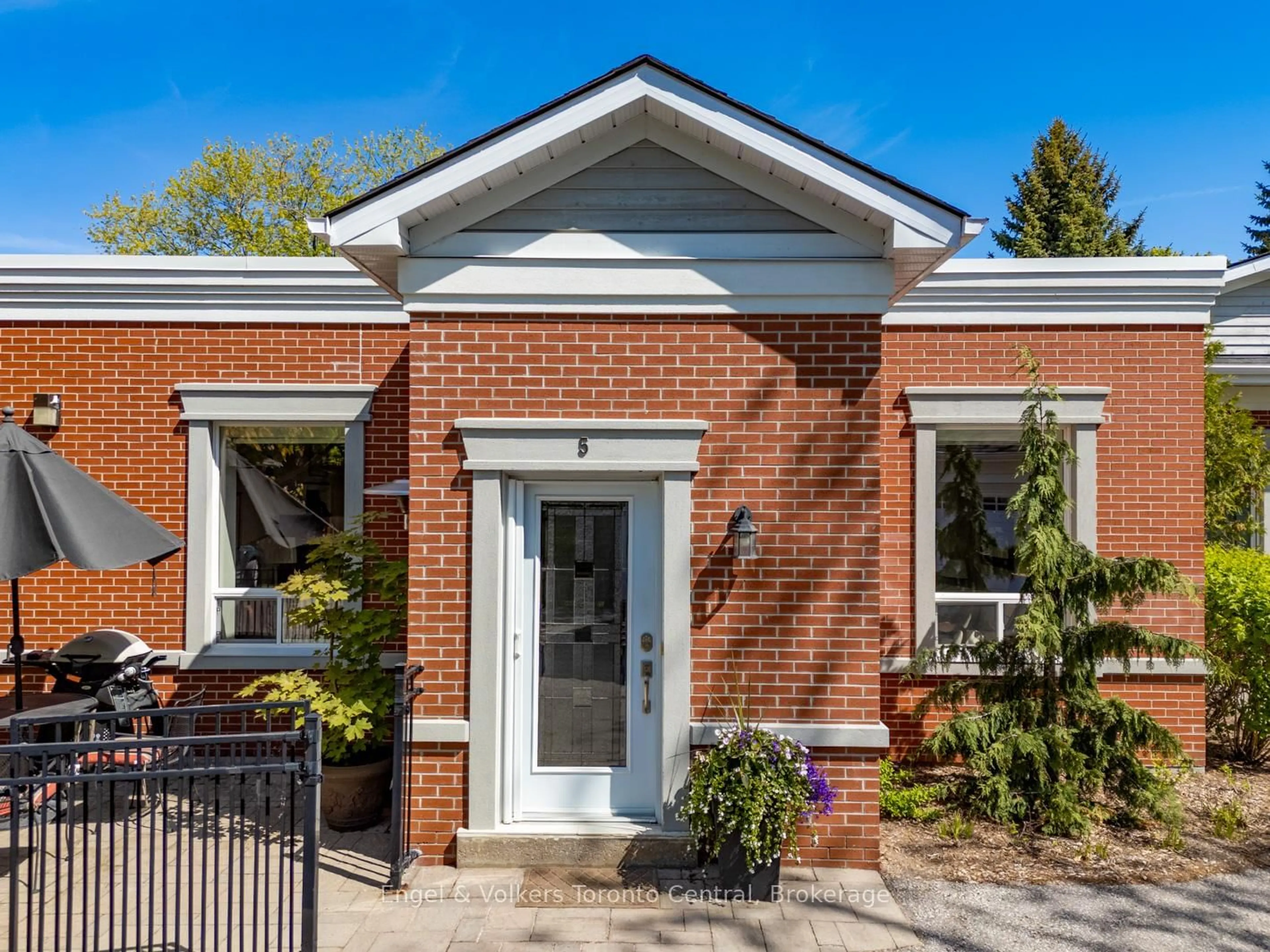 Home with brick exterior material, street for 100 Second St #5, Collingwood Ontario L9Y 1E5