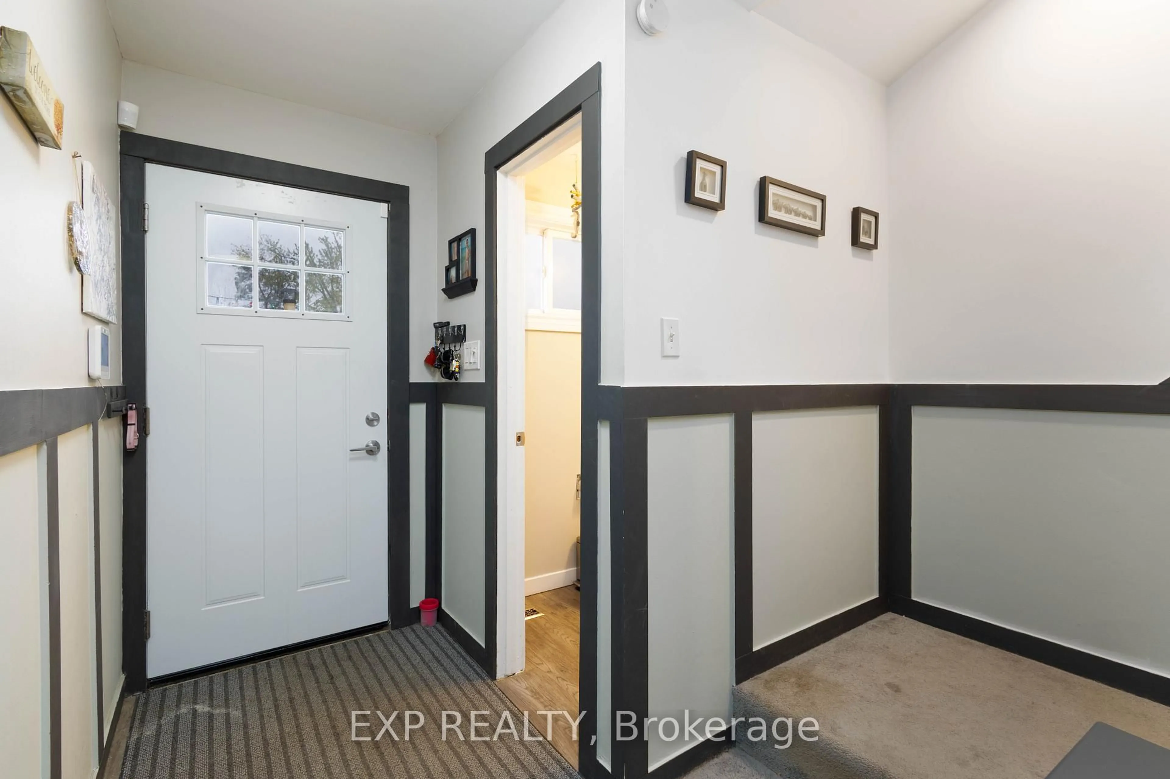 Indoor entryway for 66 Chaucer Cres, Barrie Ontario L4N 4T7