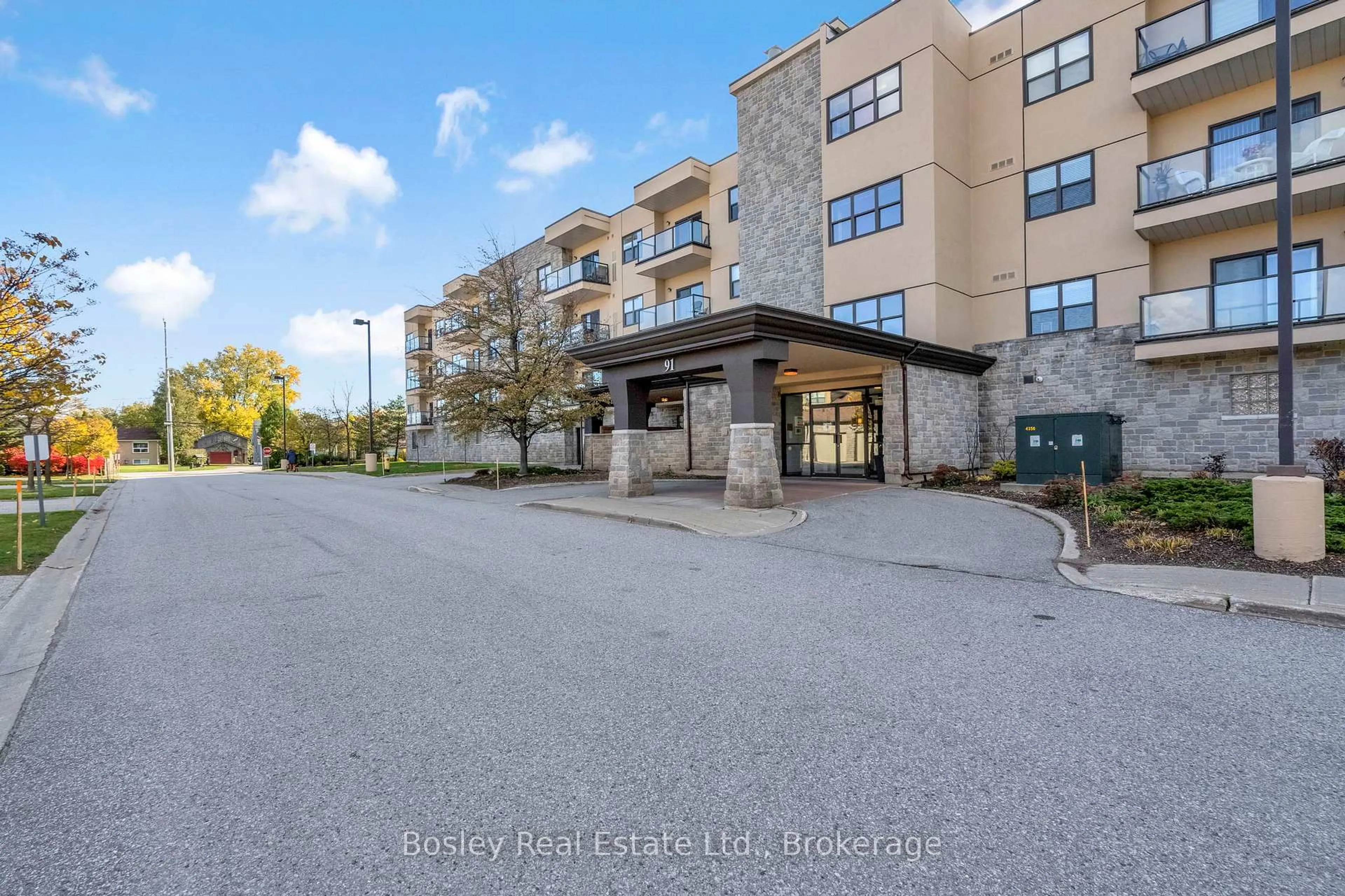 Patio, building for 91 Raglan St #411, Collingwood Ontario L9Y 3B3