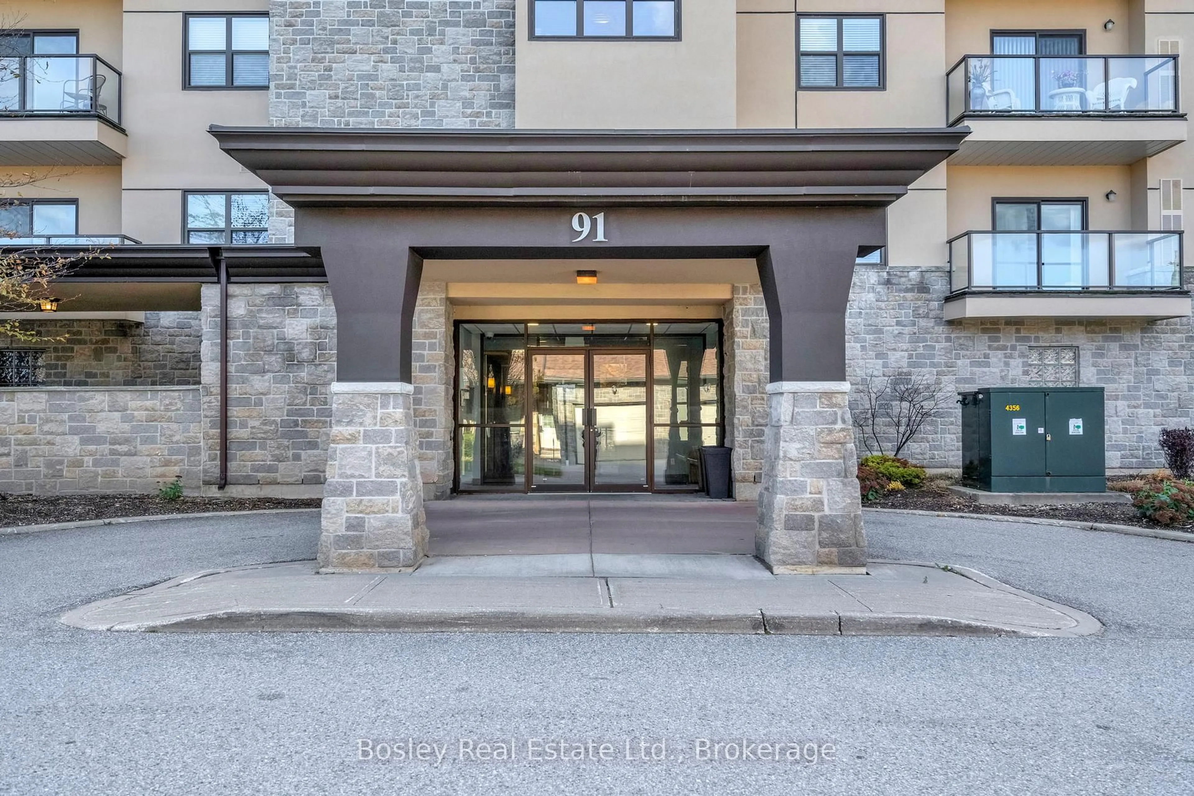 Indoor foyer for 91 Raglan St #411, Collingwood Ontario L9Y 3B3