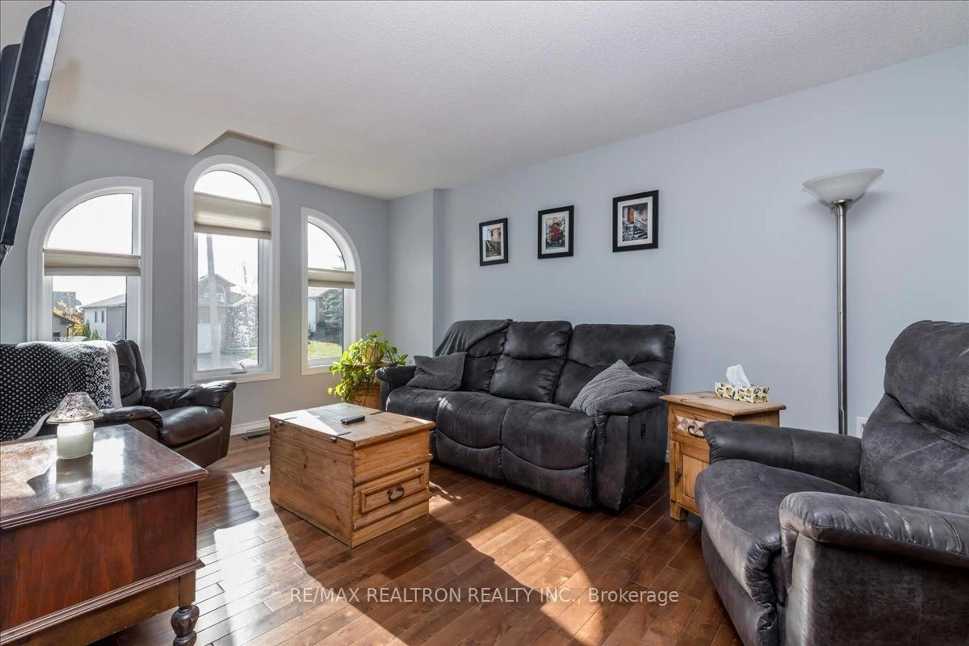 Living room with furniture, unknown for 28 Frontier Ave, Orillia Ontario L3V 7S8