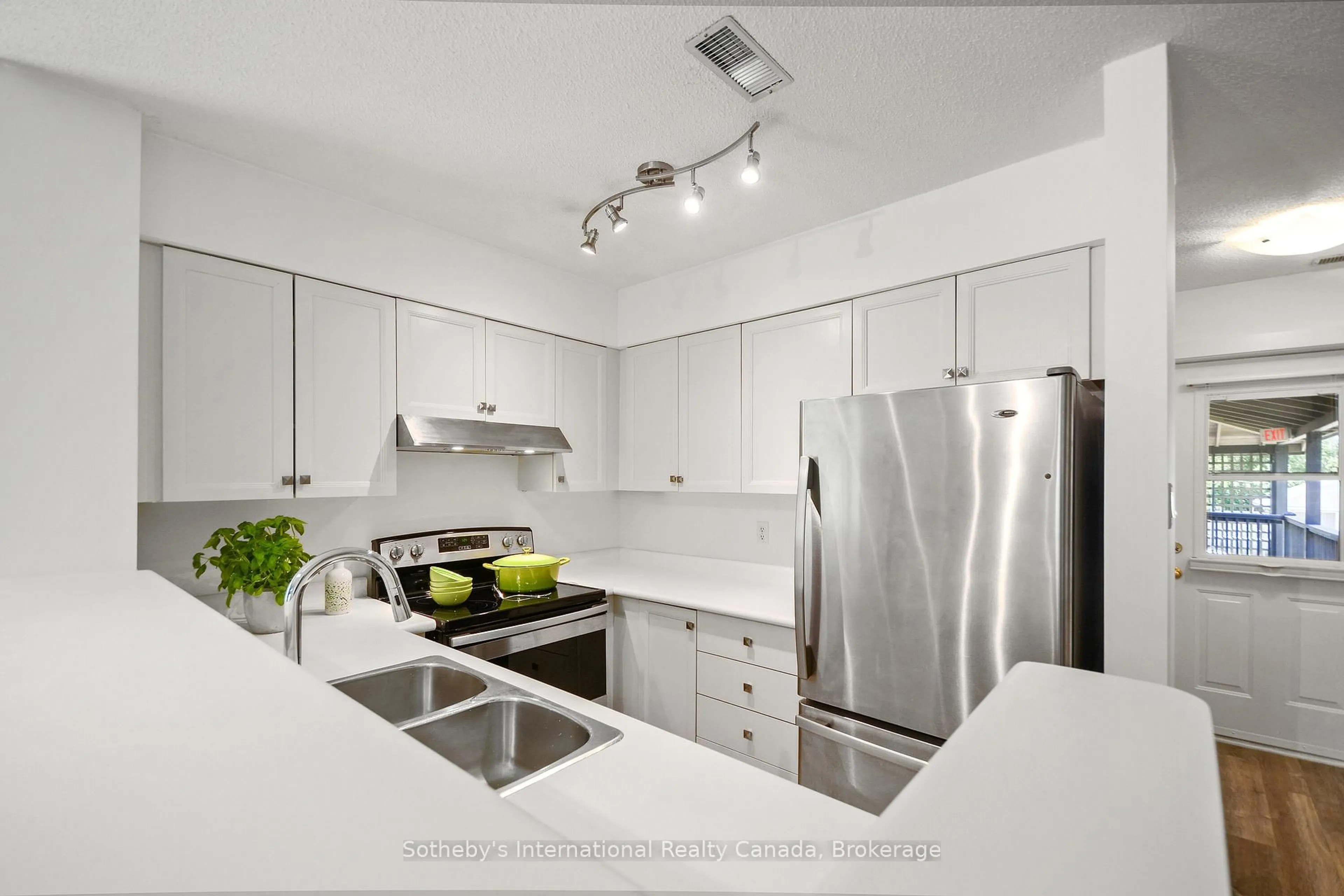 Standard kitchen, unknown for 331 MARINERS Way, Collingwood Ontario L9Y 5C7