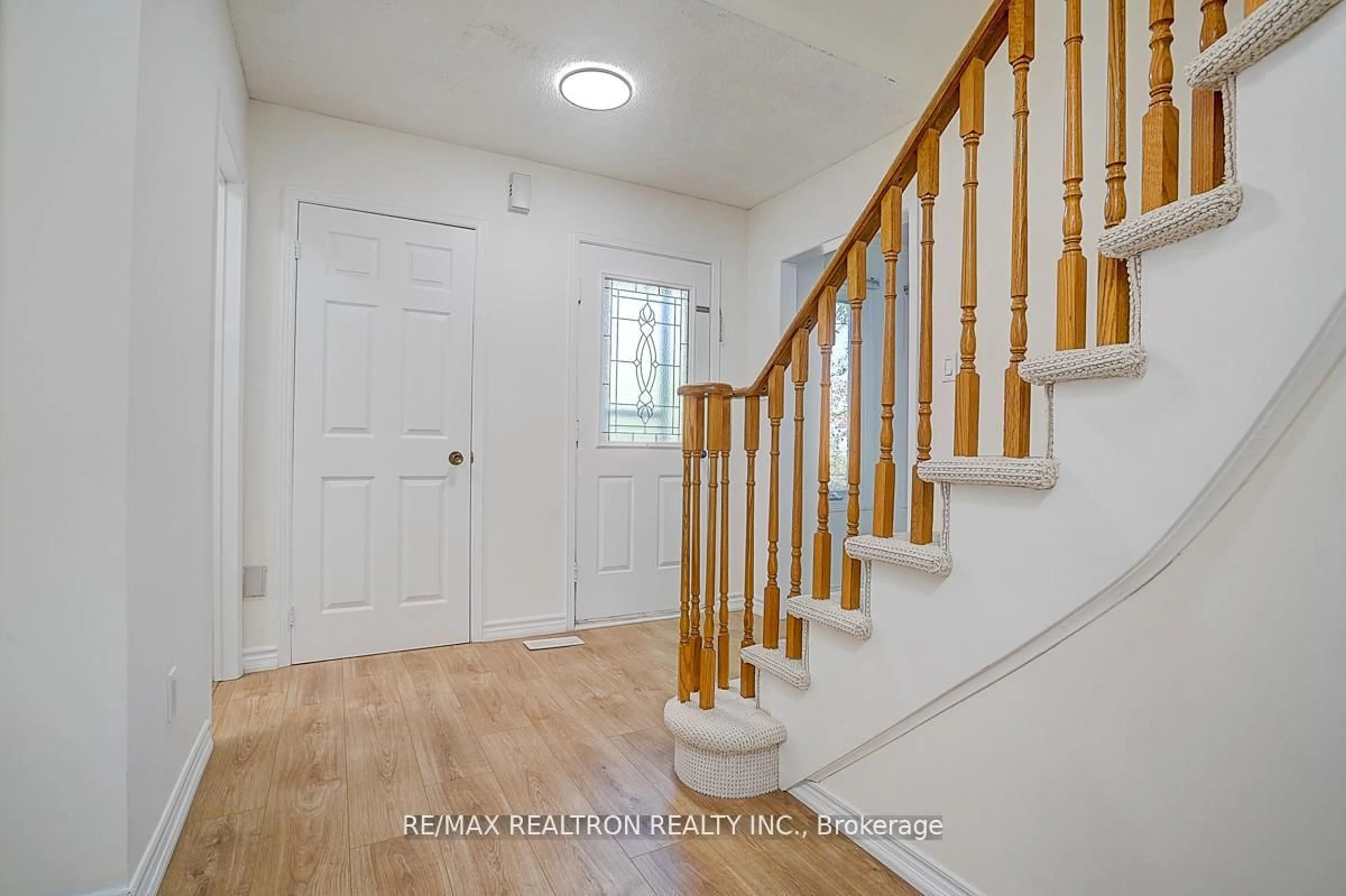 Indoor entryway for 31 Blair Cres, Barrie Ontario L4M 5Y7
