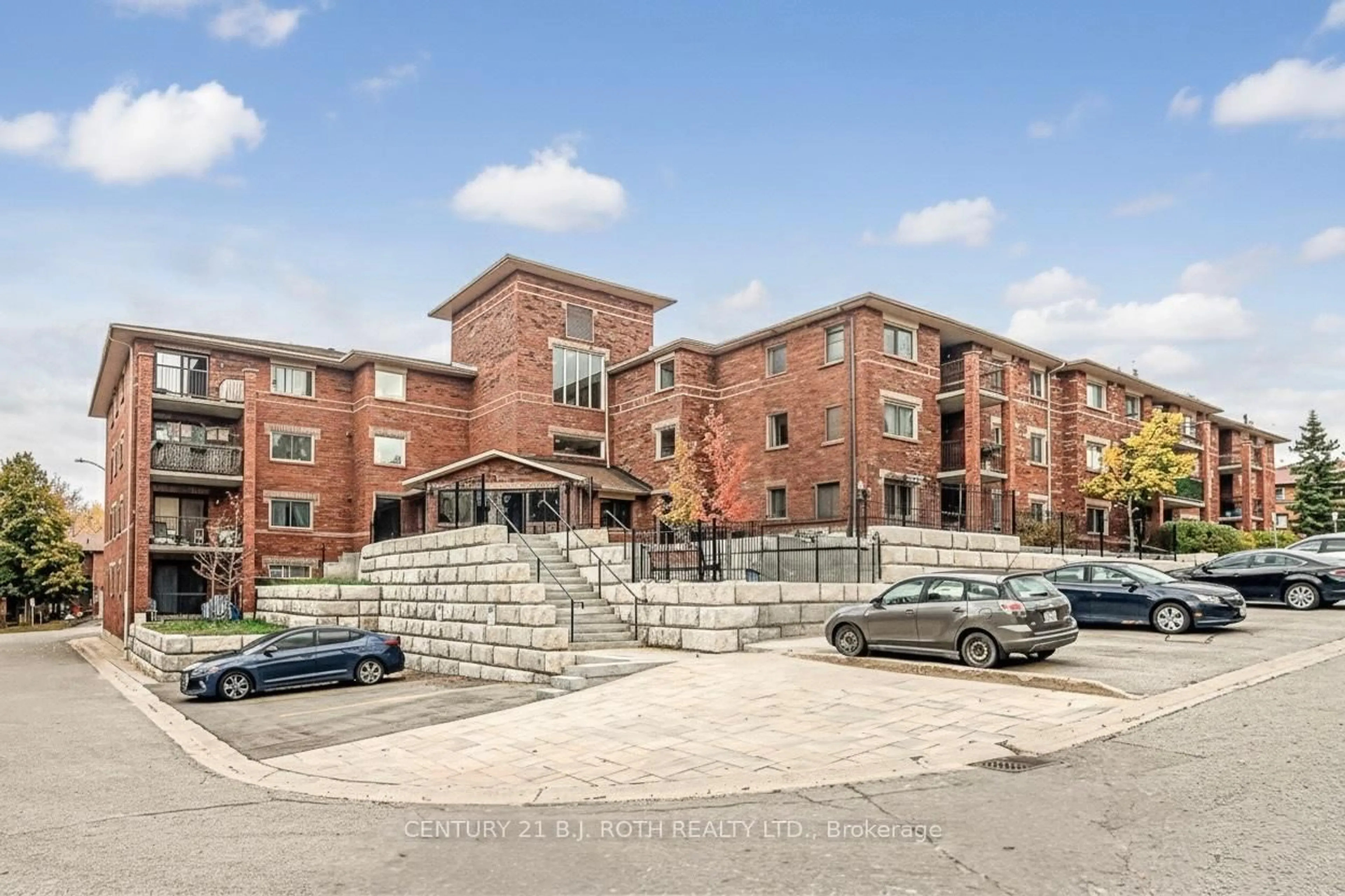 A pic from outside/outdoor area/front of a property/back of a property/a pic from drone, building for 1 Quail Cres #211, Barrie Ontario L4N 6W9