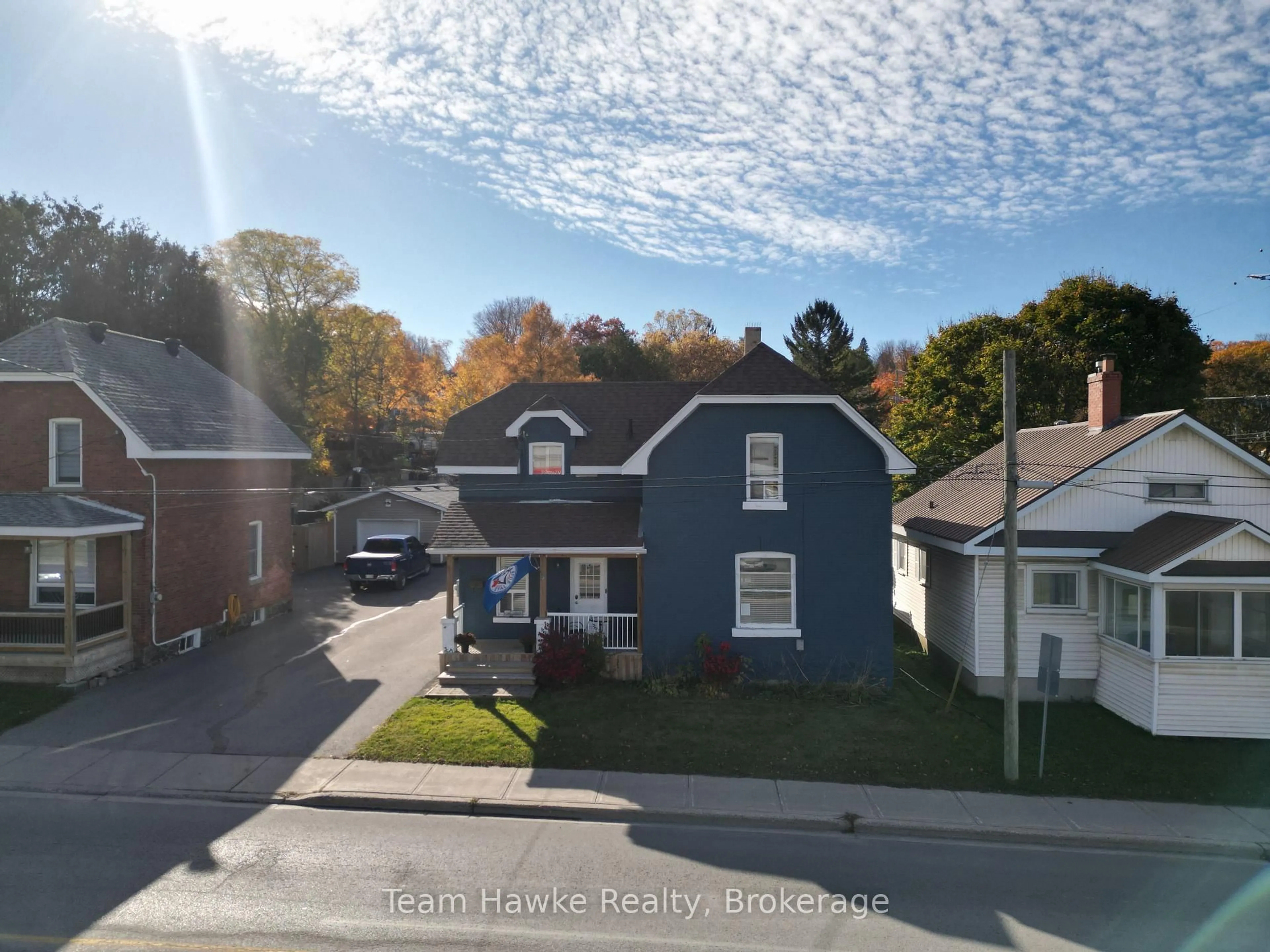 A pic from outside/outdoor area/front of a property/back of a property/a pic from drone, street for 192 Fourth St, Midland Ontario L4R 3T4