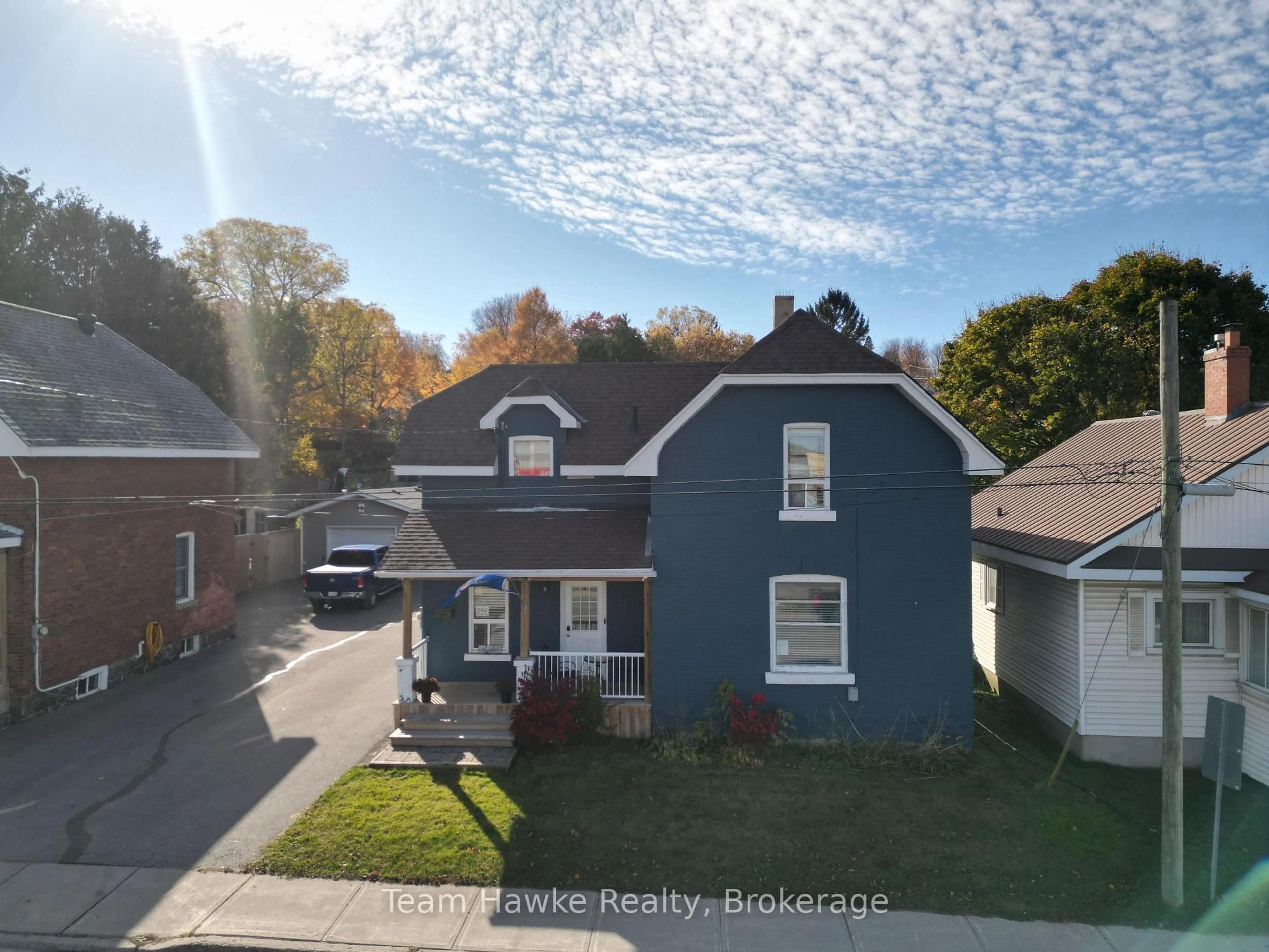 A pic from outside/outdoor area/front of a property/back of a property/a pic from drone, street for 192 Fourth St, Midland Ontario L4R 3T4