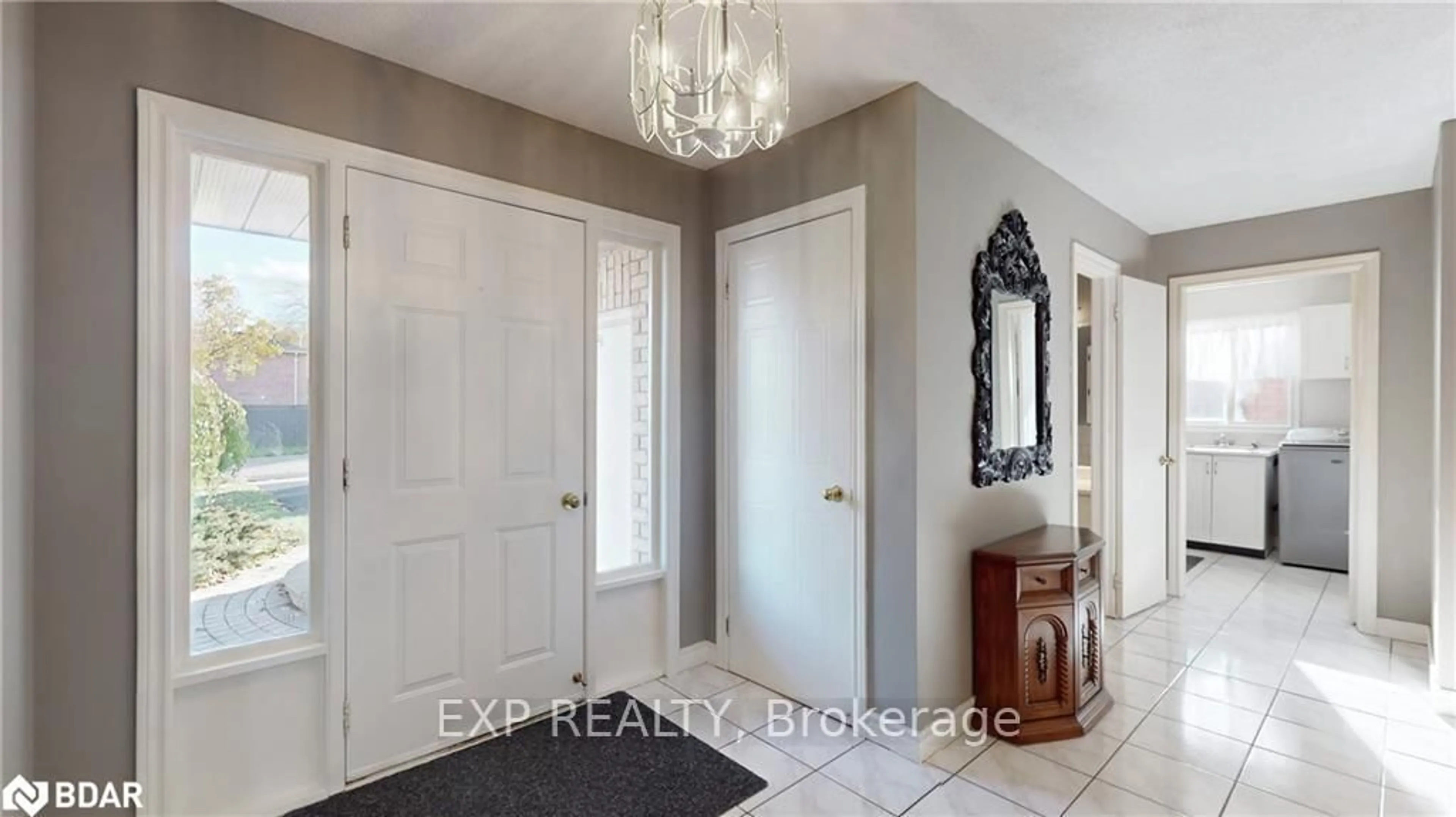 Indoor entryway for 4 Trillium Cres, Barrie Ontario L4N 5P5