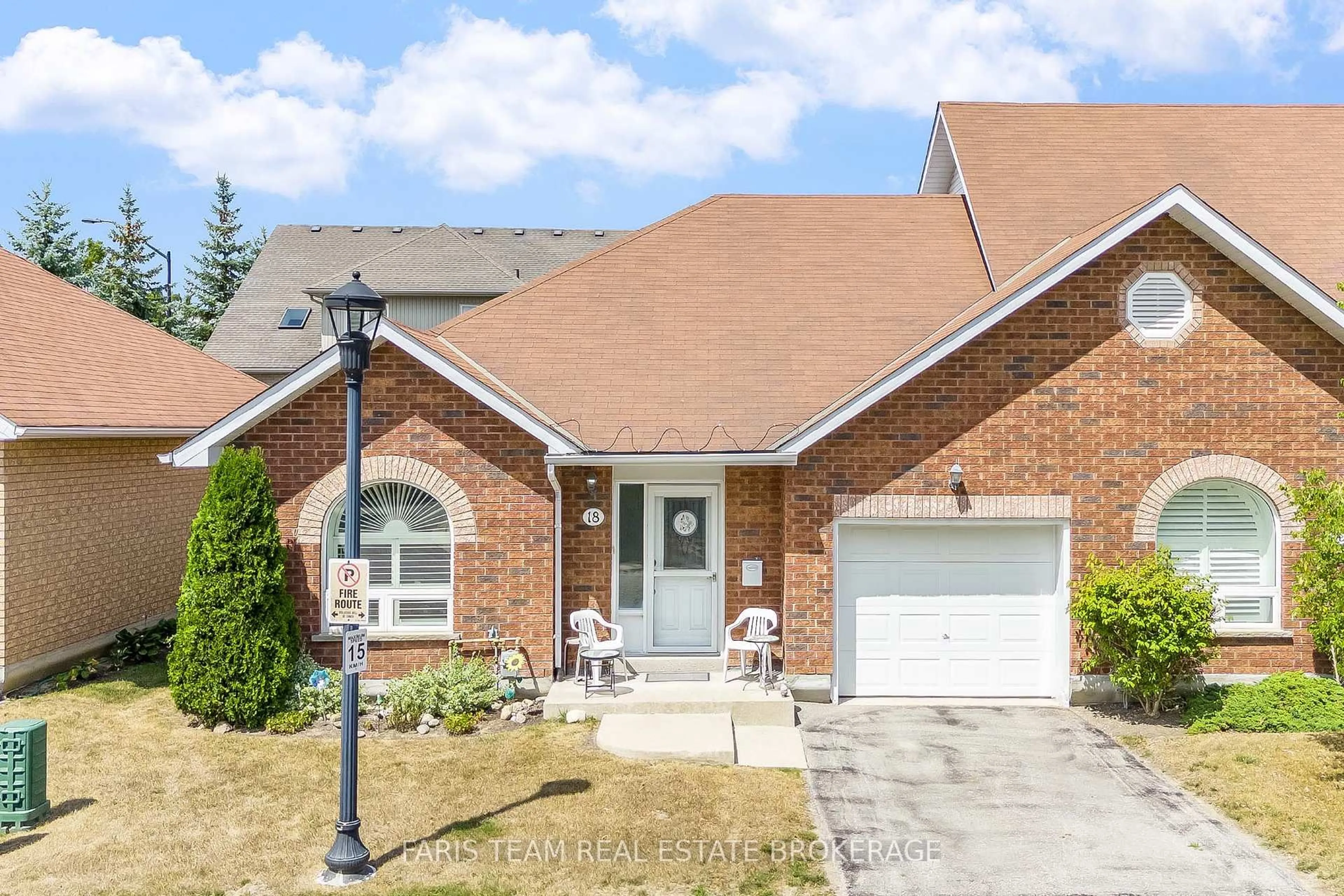 Home with brick exterior material, street for 318 Little Ave #18, Barrie Ontario L4N 2Z6