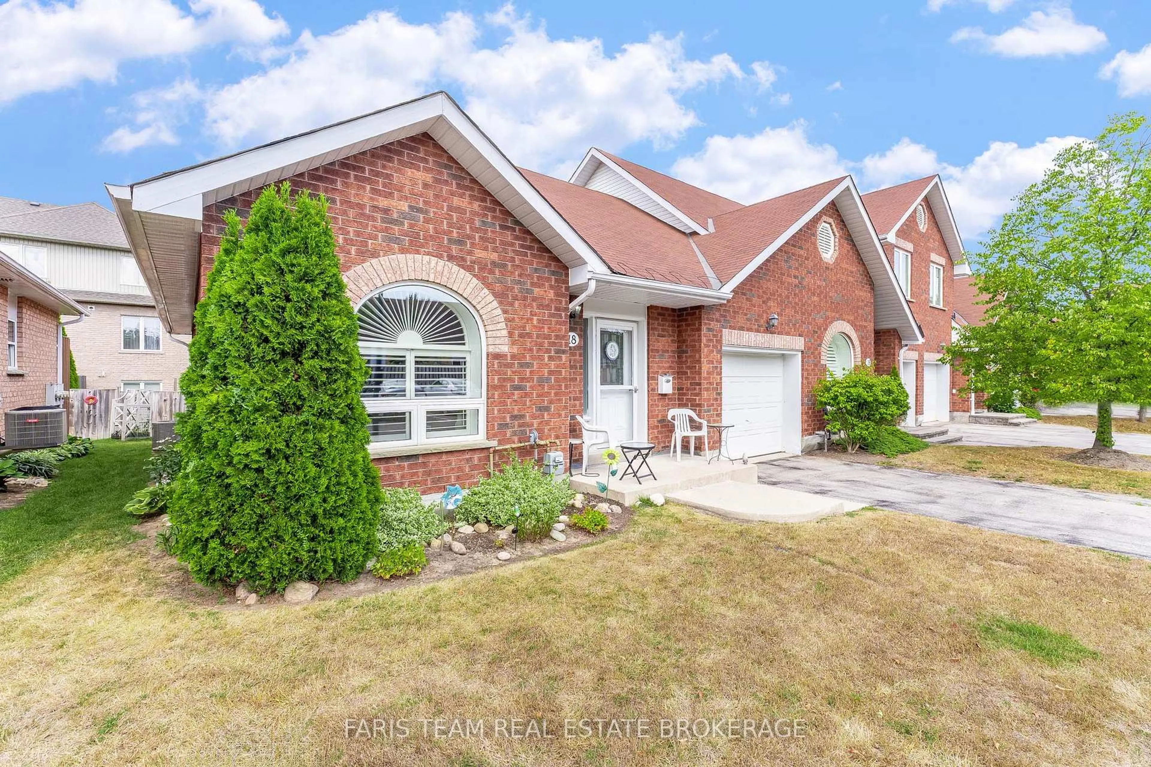 Home with brick exterior material, street for 318 Little Ave #18, Barrie Ontario L4N 2Z6