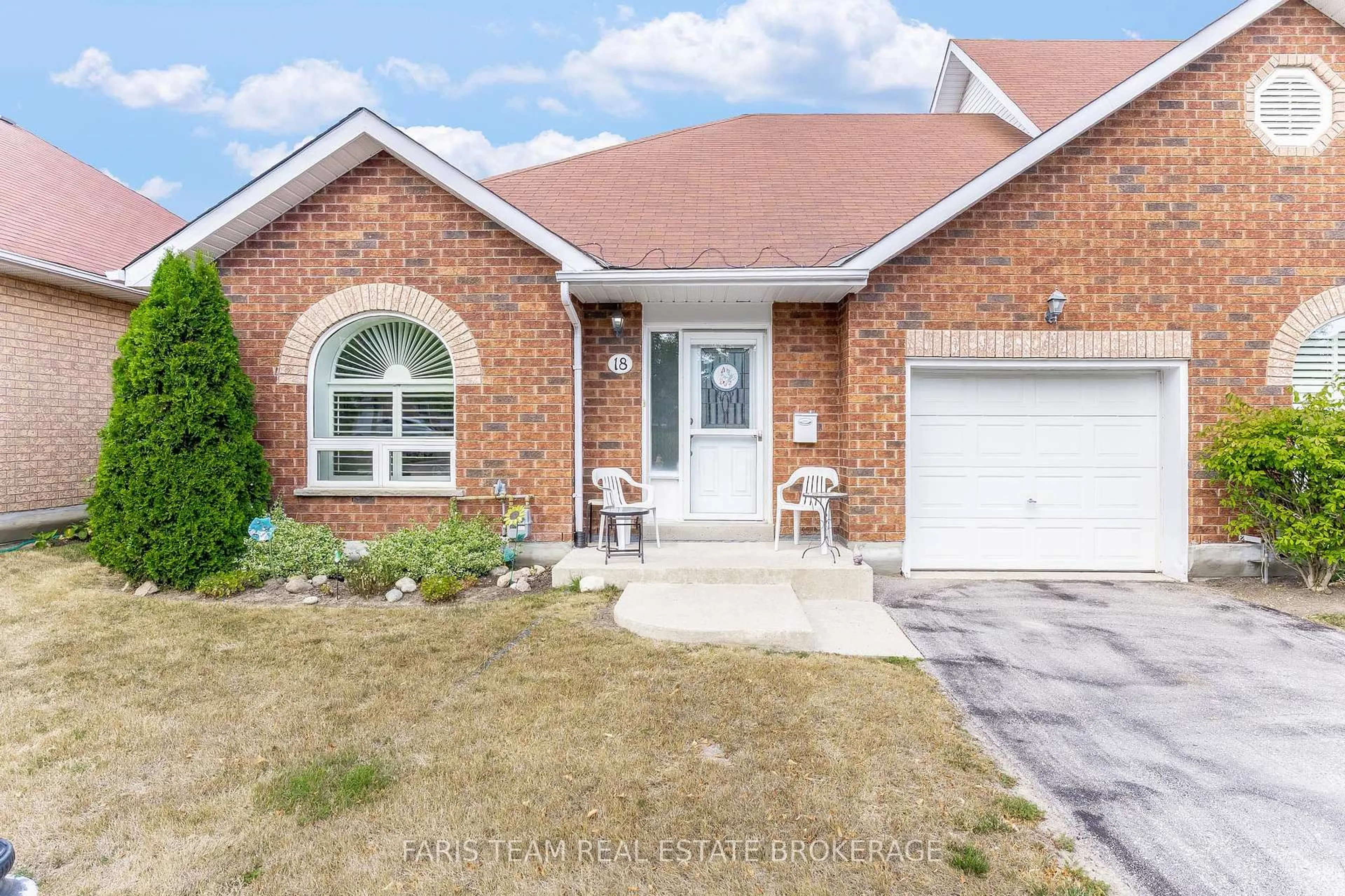 Home with brick exterior material, street for 318 Little Ave #18, Barrie Ontario L4N 2Z6