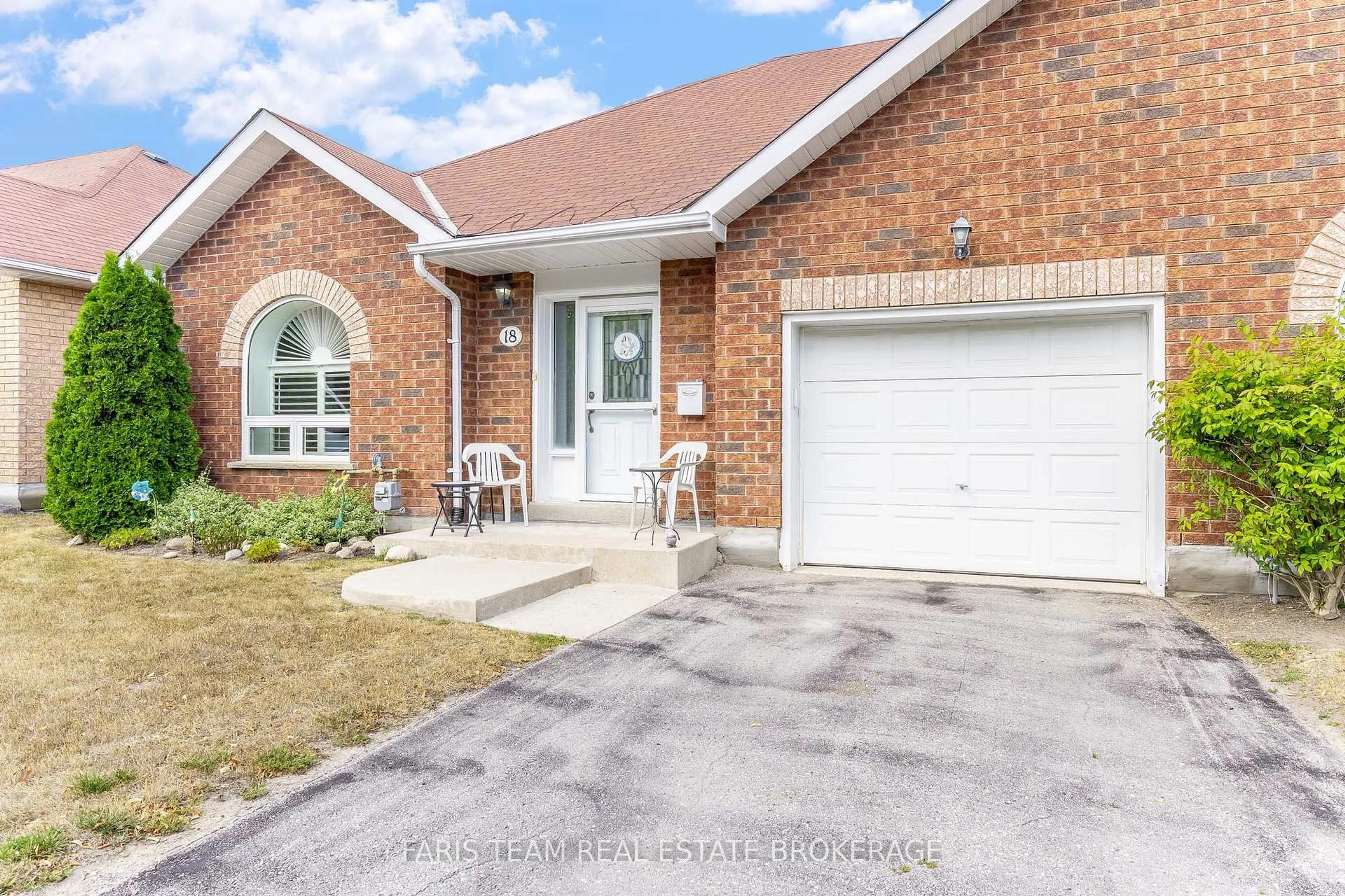 Home with brick exterior material, street for 318 Little Ave #18, Barrie Ontario L4N 2Z6