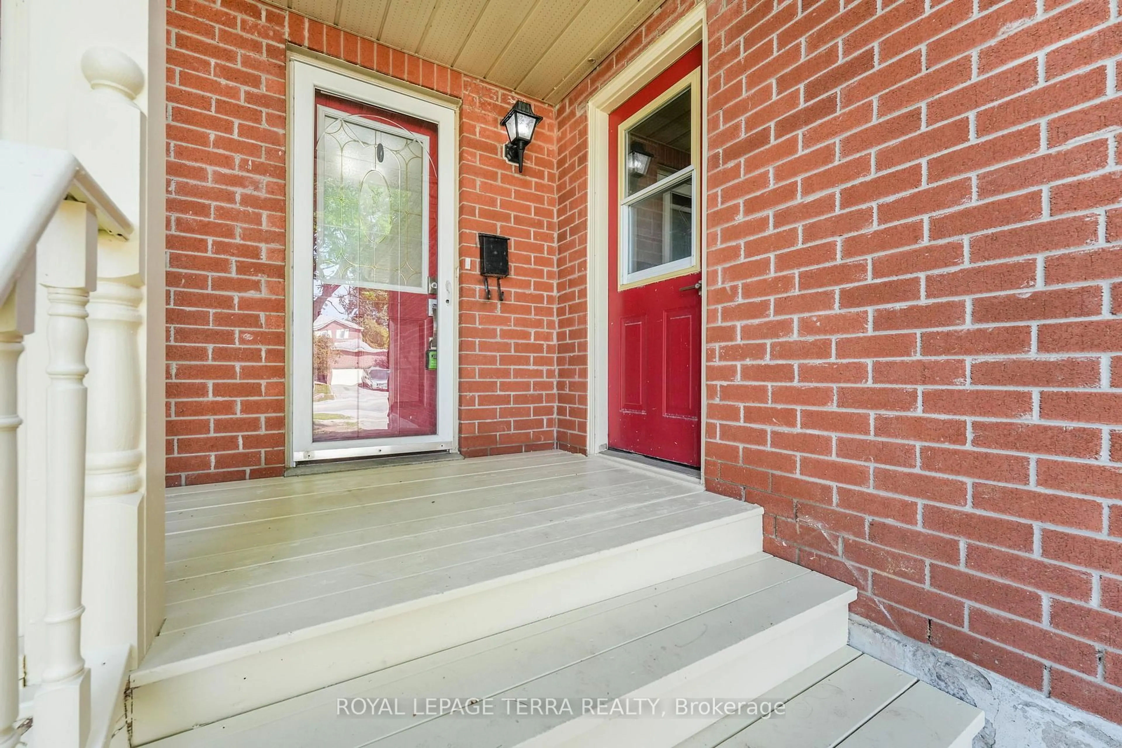 Indoor entryway for 67 Livingstone St, Barrie Ontario L4N 7J2