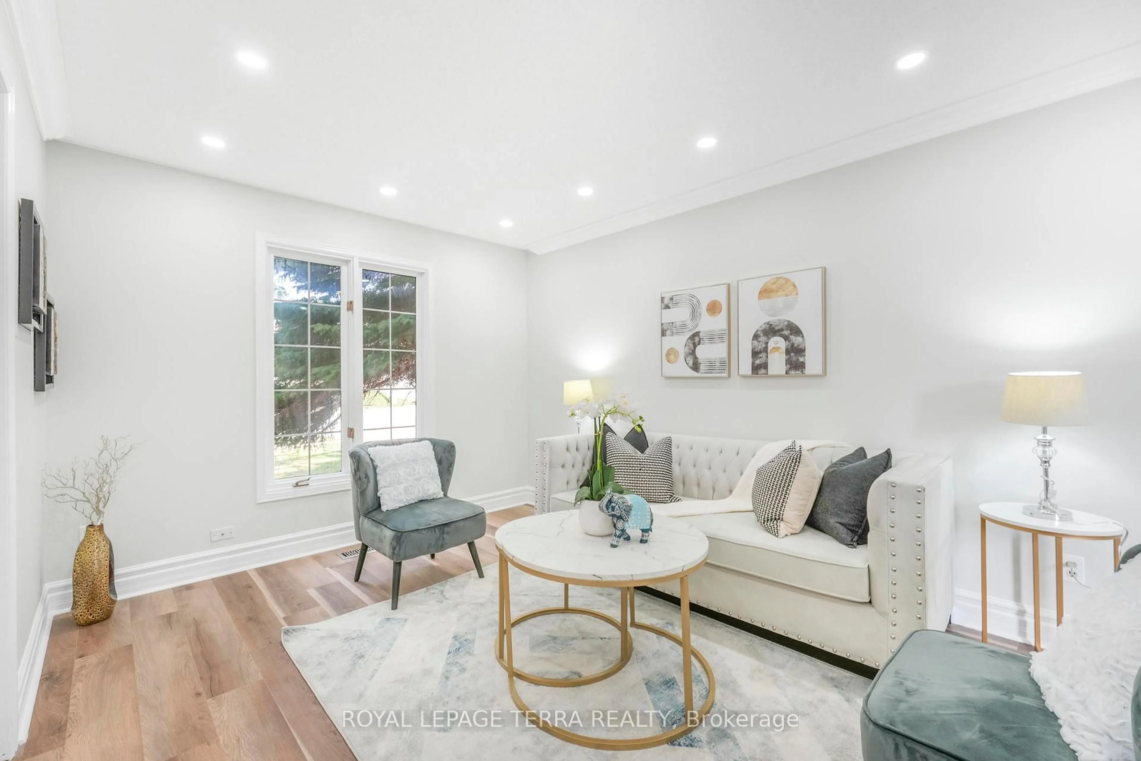 Living room with furniture, unknown for 67 Livingstone St, Barrie Ontario L4N 7J2