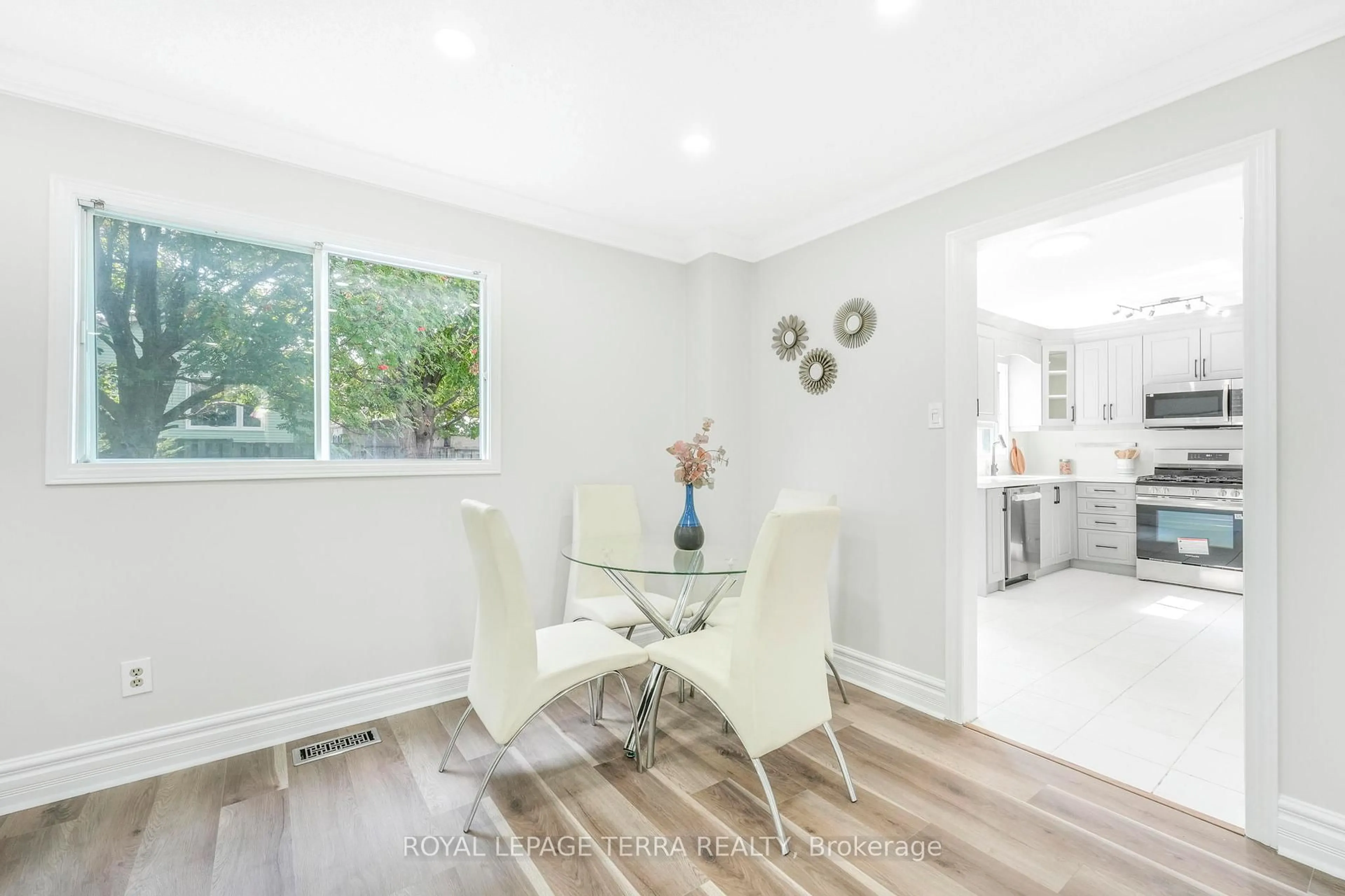 Dining room, wood/laminate floor for 67 Livingstone St, Barrie Ontario L4N 7J2